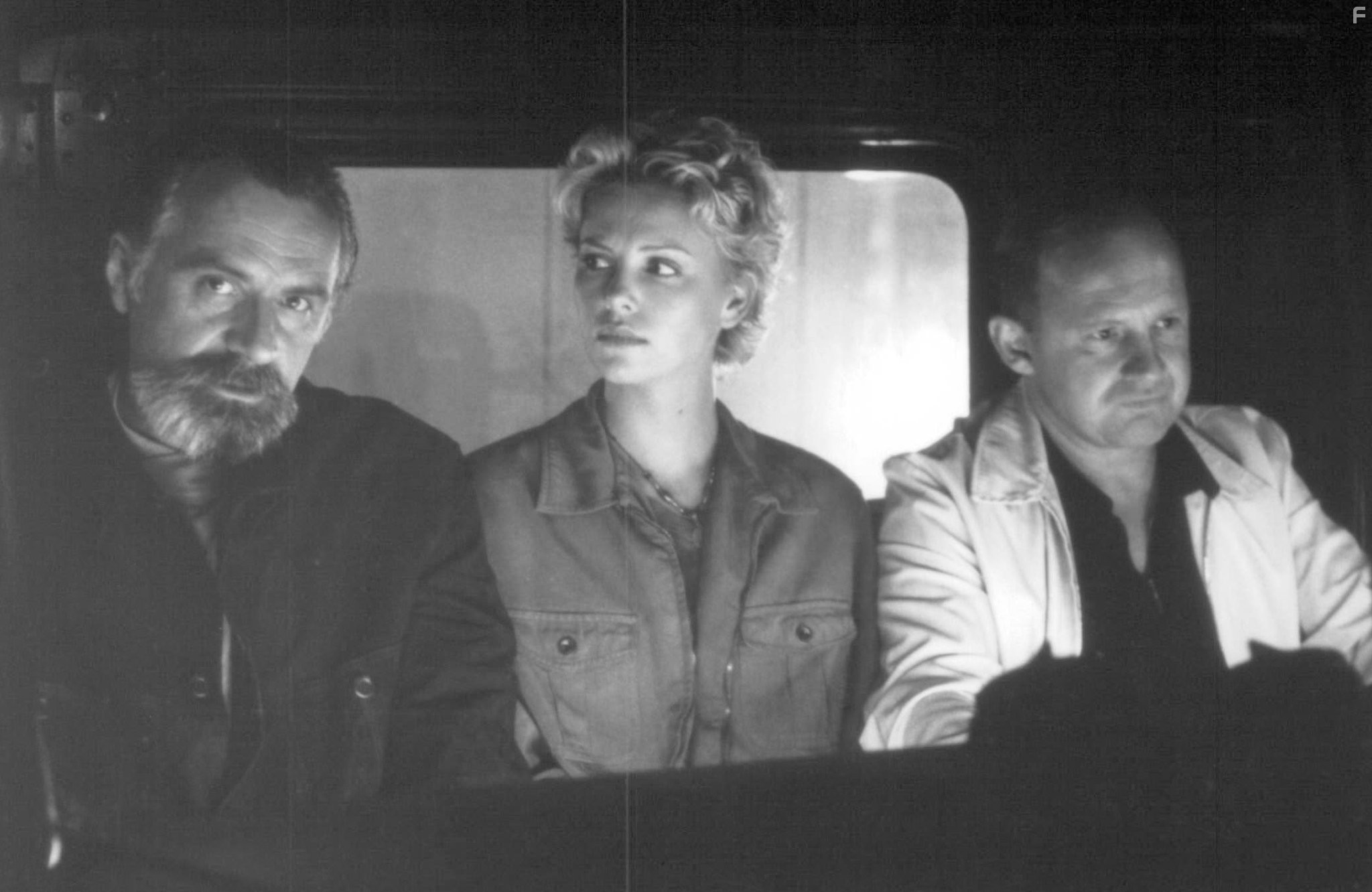 Charlize Theron, Peter Firth, and Rade Serbedzija in Могучий Джо Янг (1998)