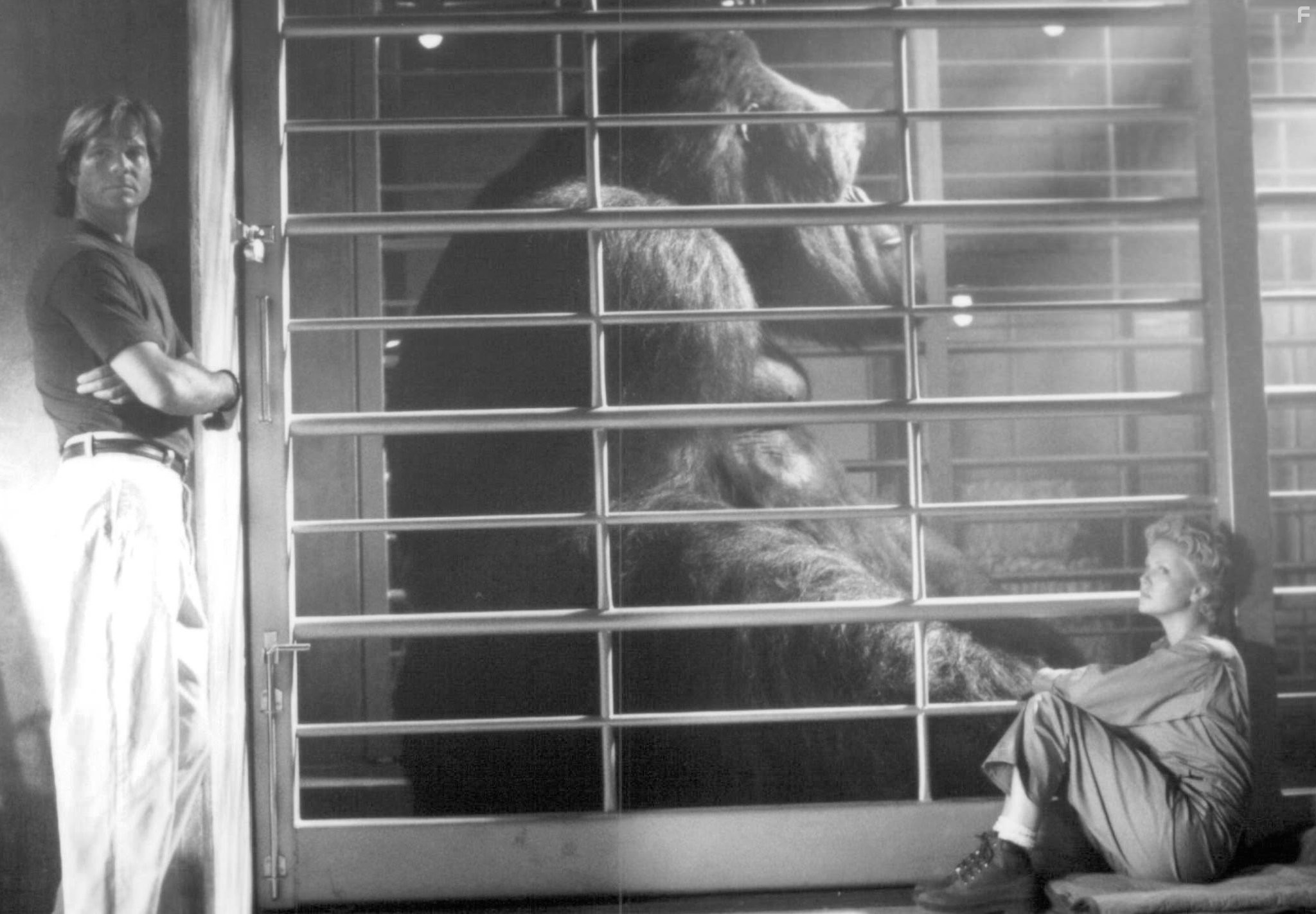 Bill Paxton and Charlize Theron in Могучий Джо Янг (1998)