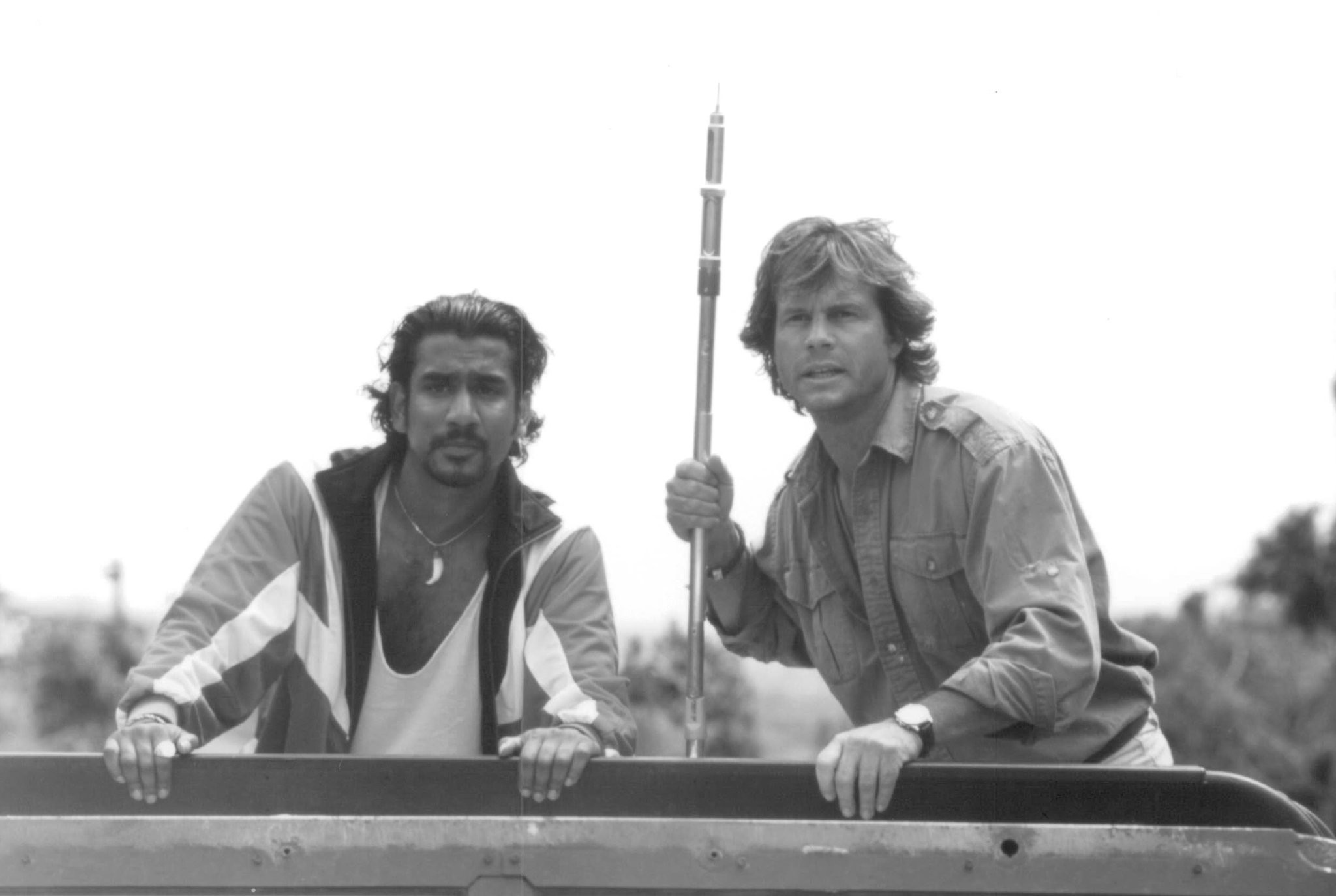 Bill Paxton and Naveen Andrews in Могучий Джо Янг (1998)