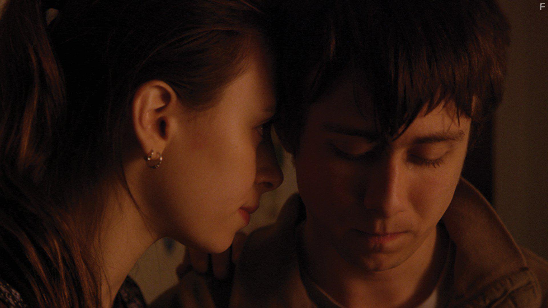 Owen Campbell and Elizabeth Cappuccino in Super Dark Times (2017)