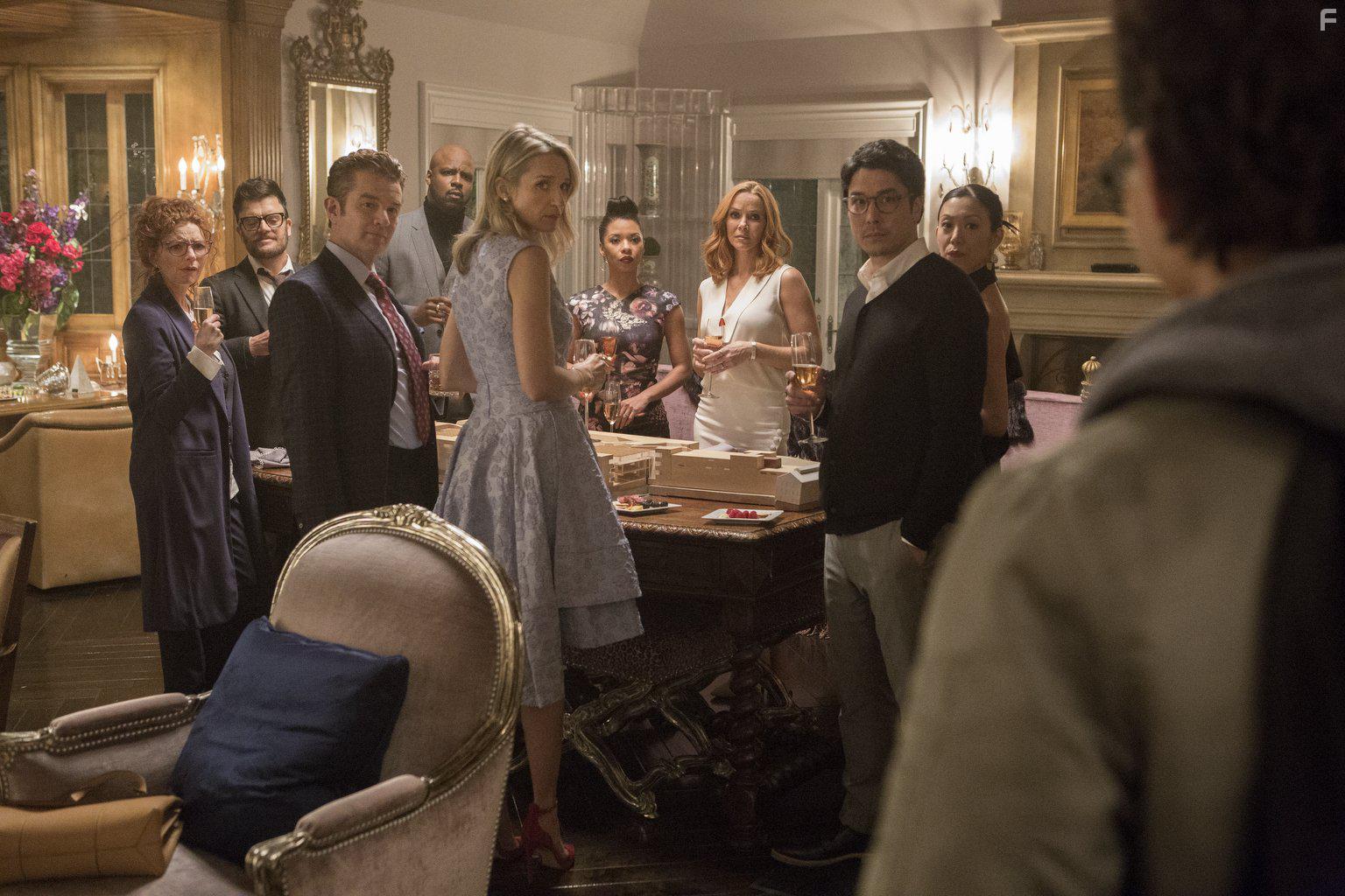 James Marsters, Brigid Brannagh, Leslie Dean, Gregg Sulkin, Ariela Barer, Lyrica Okano, Allegra Acosta, and Rhenzy Feliz in Runaways (2017)