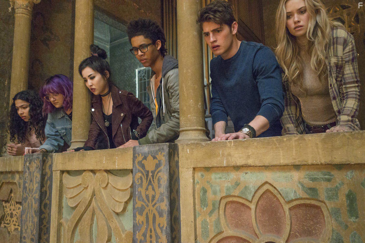 Gregg Sulkin, Ariela Barer, Lyrica Okano, Allegra Acosta, and Rhenzy Feliz in Runaways (2017)