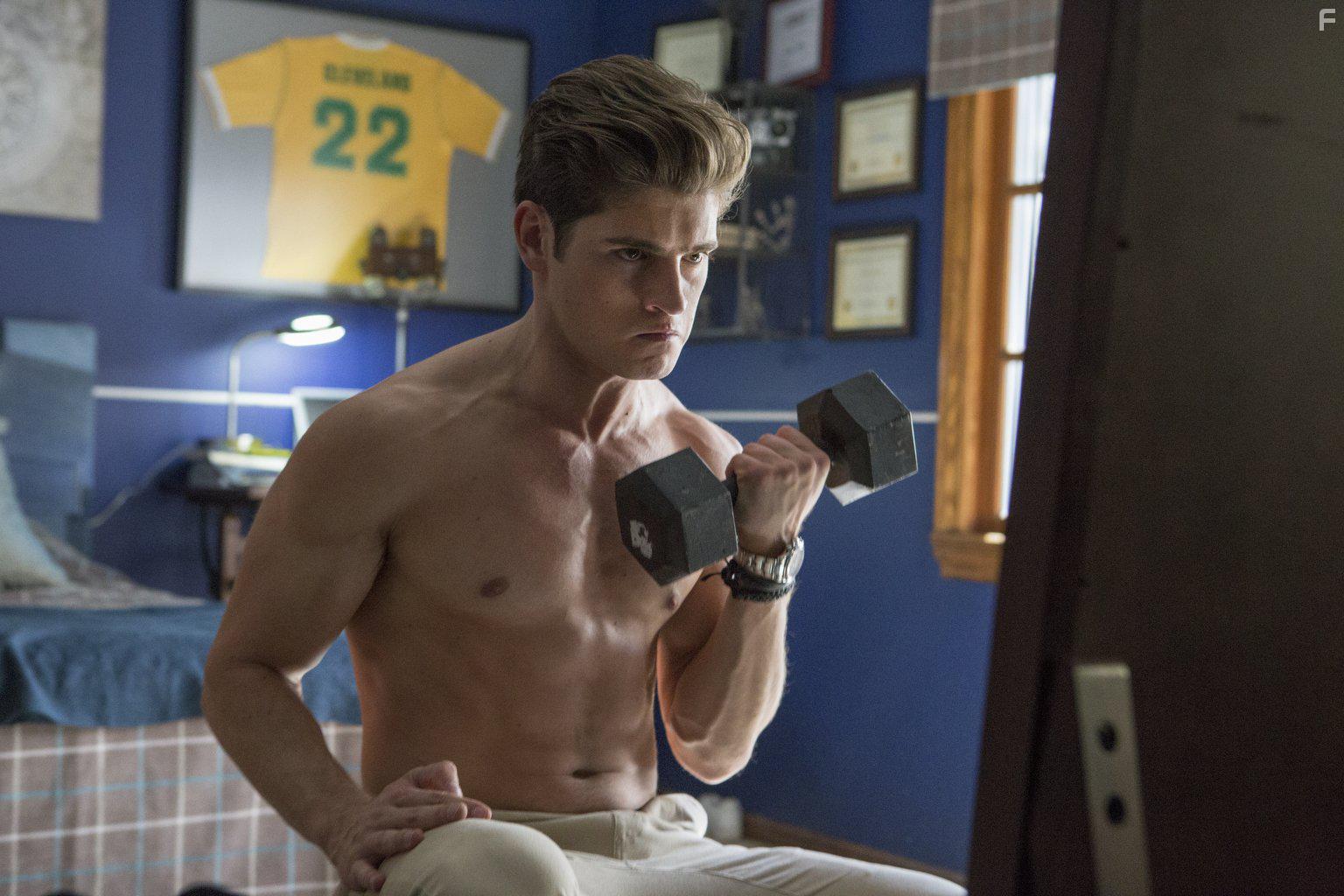 Gregg Sulkin in Runaways (2017)