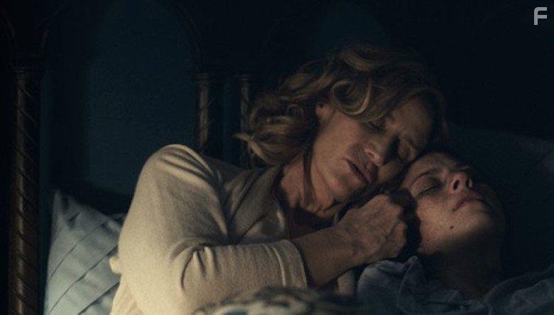 Janet McTeer and Alia Shawkat in Paint It Black (2016)