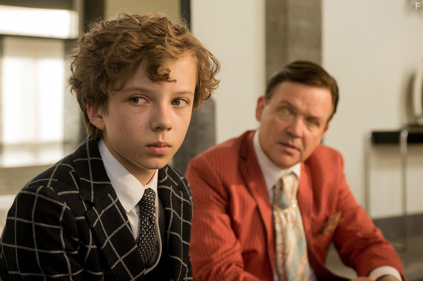 Justus von Dohnnyi and Arved Friese in Timm Thaler oder das verkaufte Lachen (2017)