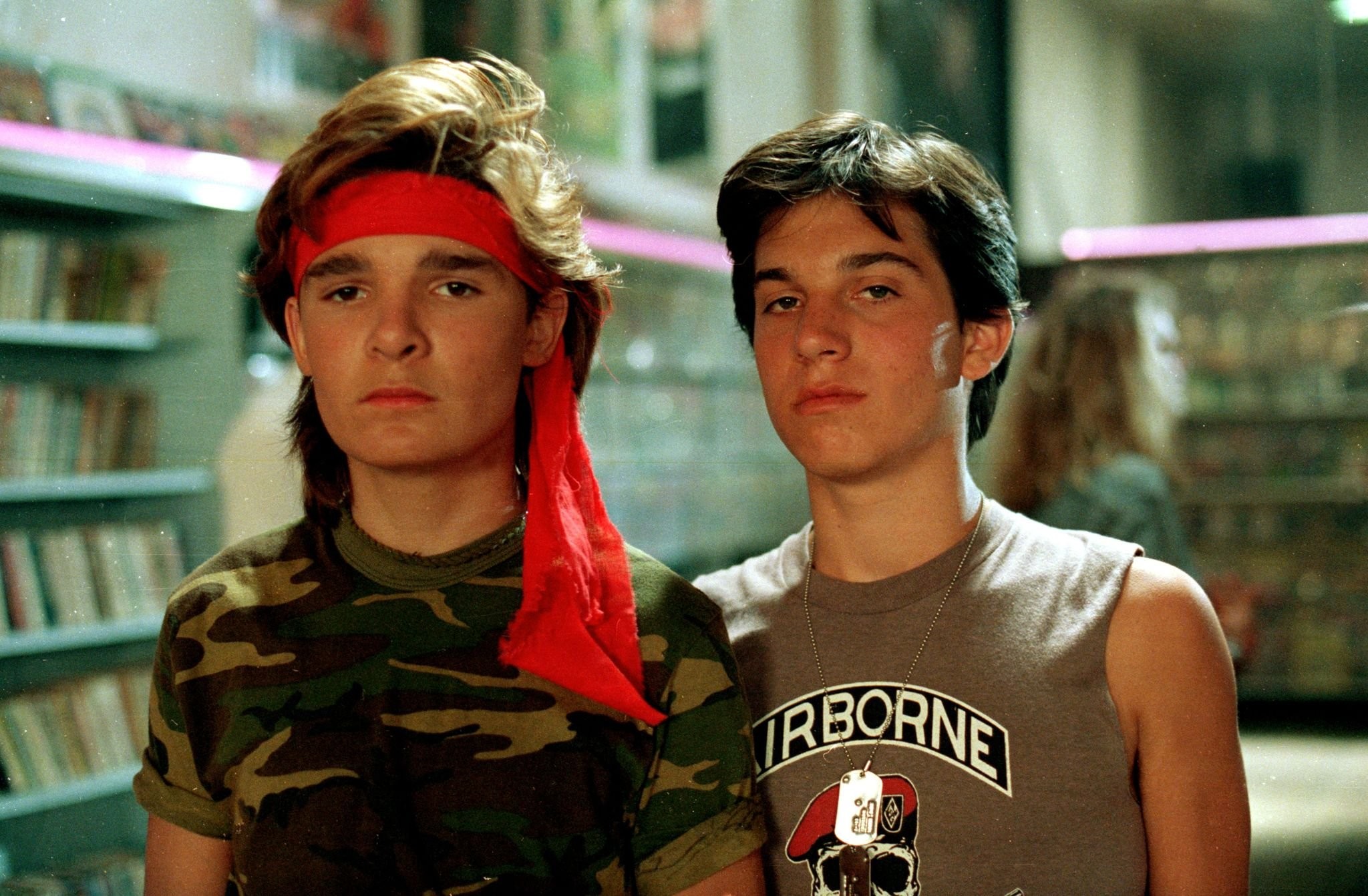 Corey Feldman and Jamison Newlander in Пропащие ребята (1987)