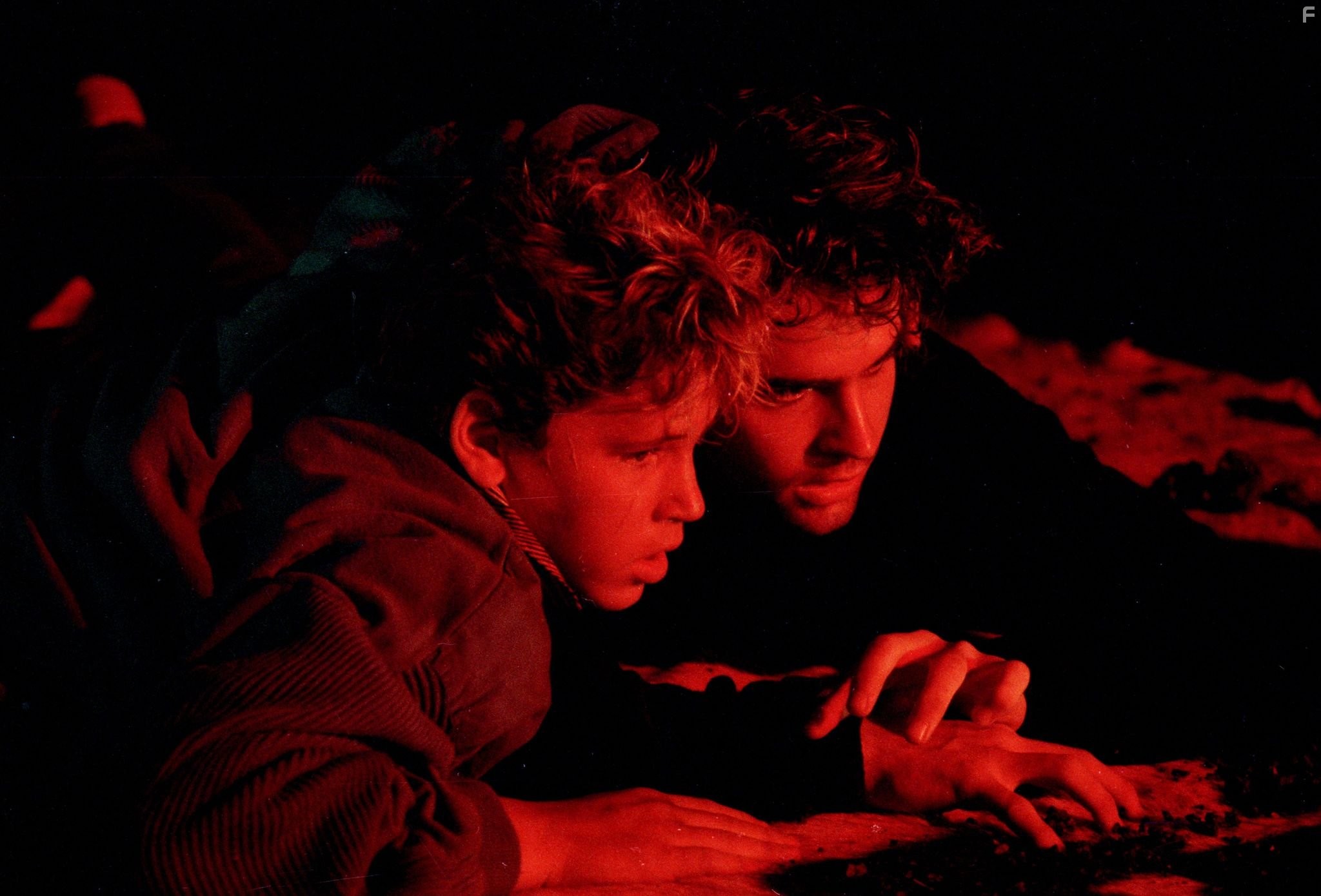 Corey Haim and Jason Patric in Пропащие ребята (1987)
