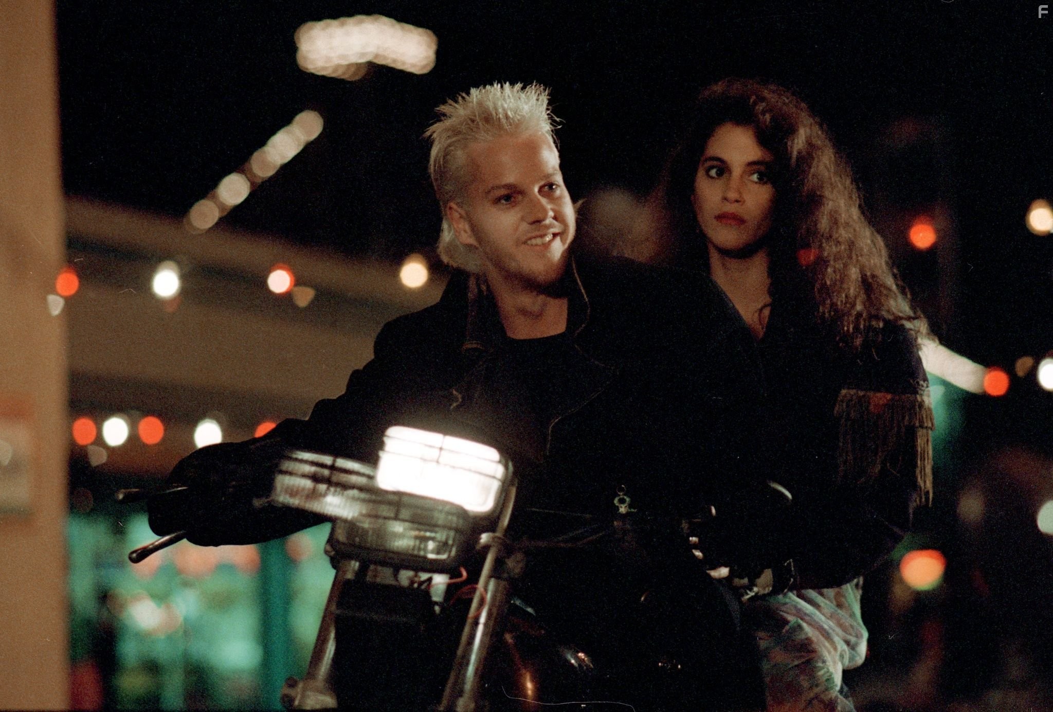 Jami Gertz and Kiefer Sutherland in Пропащие ребята (1987)