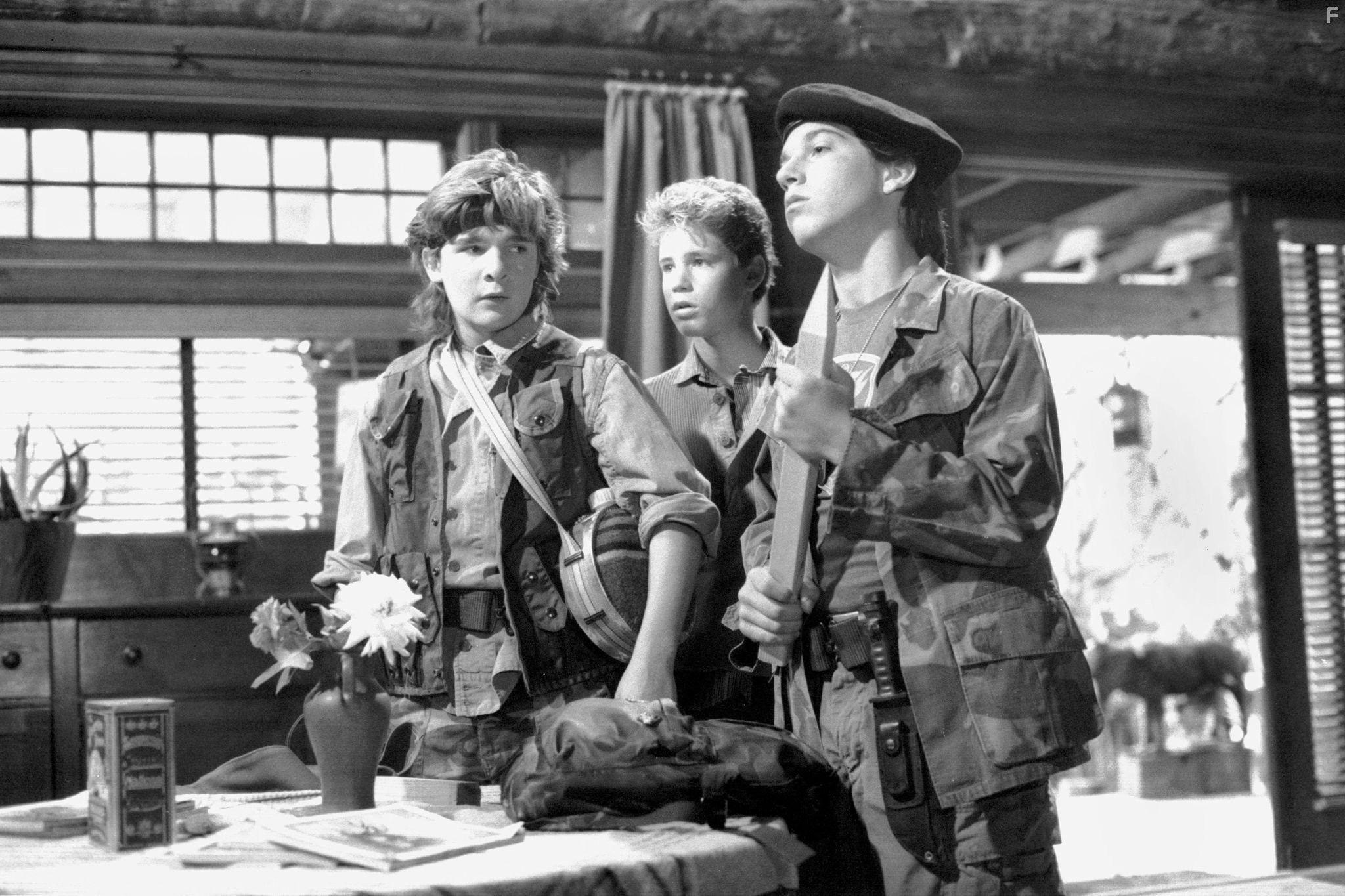 Corey Feldman, Corey Haim, and Jamison Newlander in Пропащие ребята (1987)