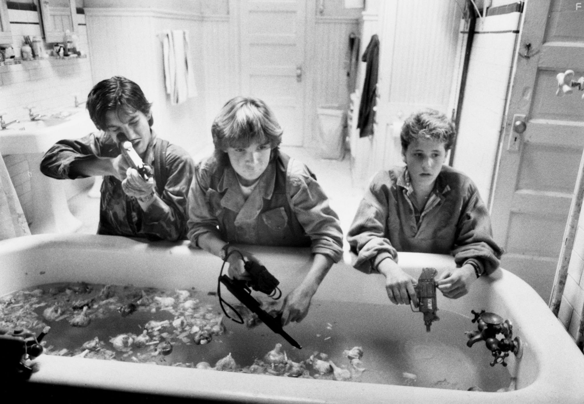 Corey Feldman, Corey Haim, and Jamison Newlander in Пропащие ребята (1987)
