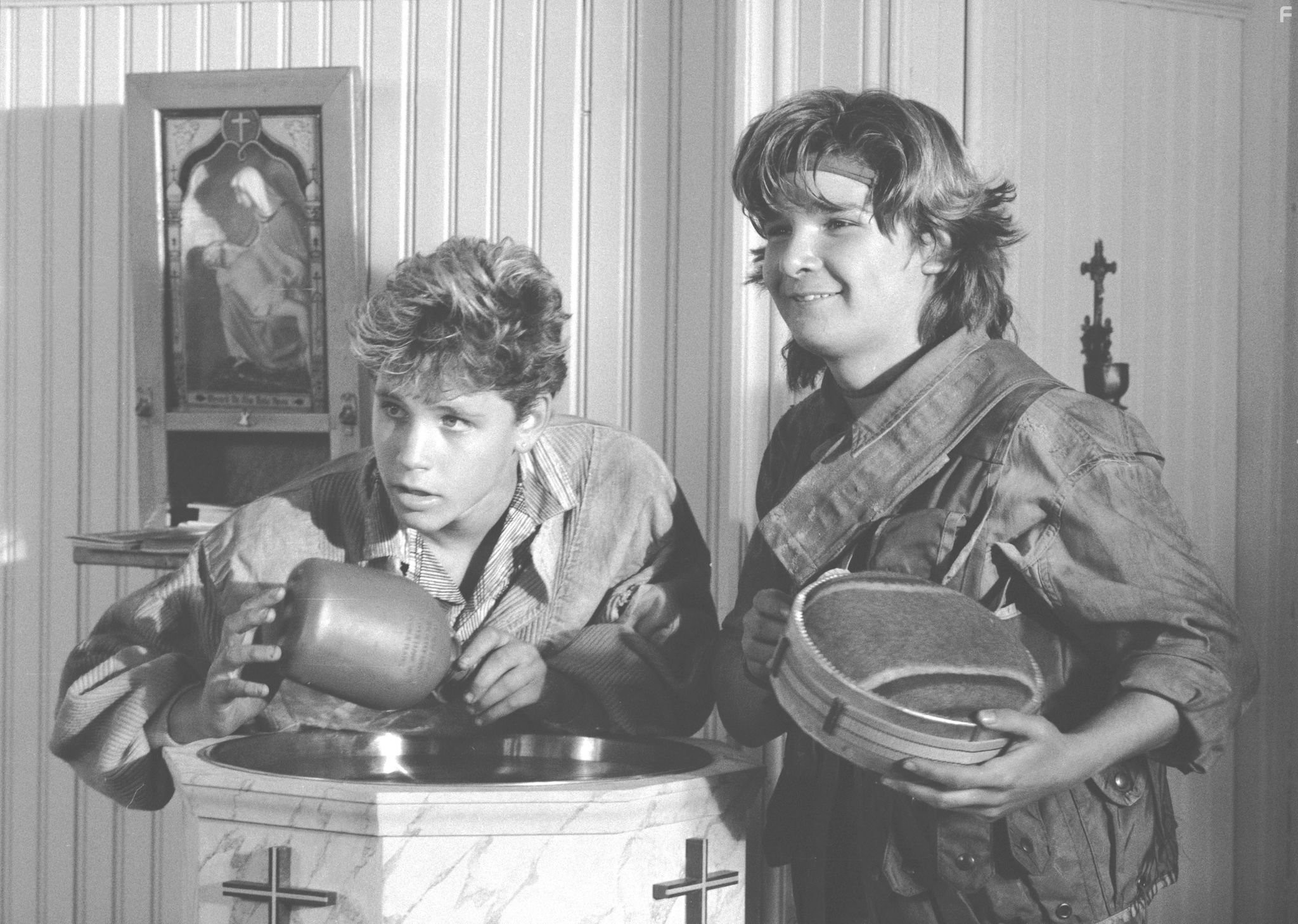 Corey Feldman and Corey Haim in Пропащие ребята (1987)