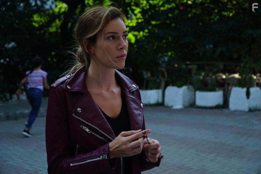 Sinem Kobal in Yz Yze (2017)