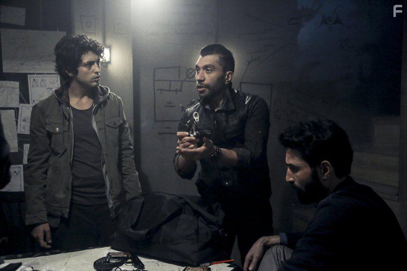 Taner lmez, zgr Emre Yildirim, and Muhammet akir in Yz Yze (2017)