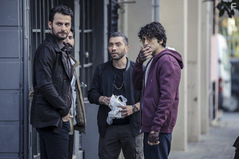 Birkan Sokullu, Taner lmez, and zgr Emre Yildirim in Yz Yze (2017)