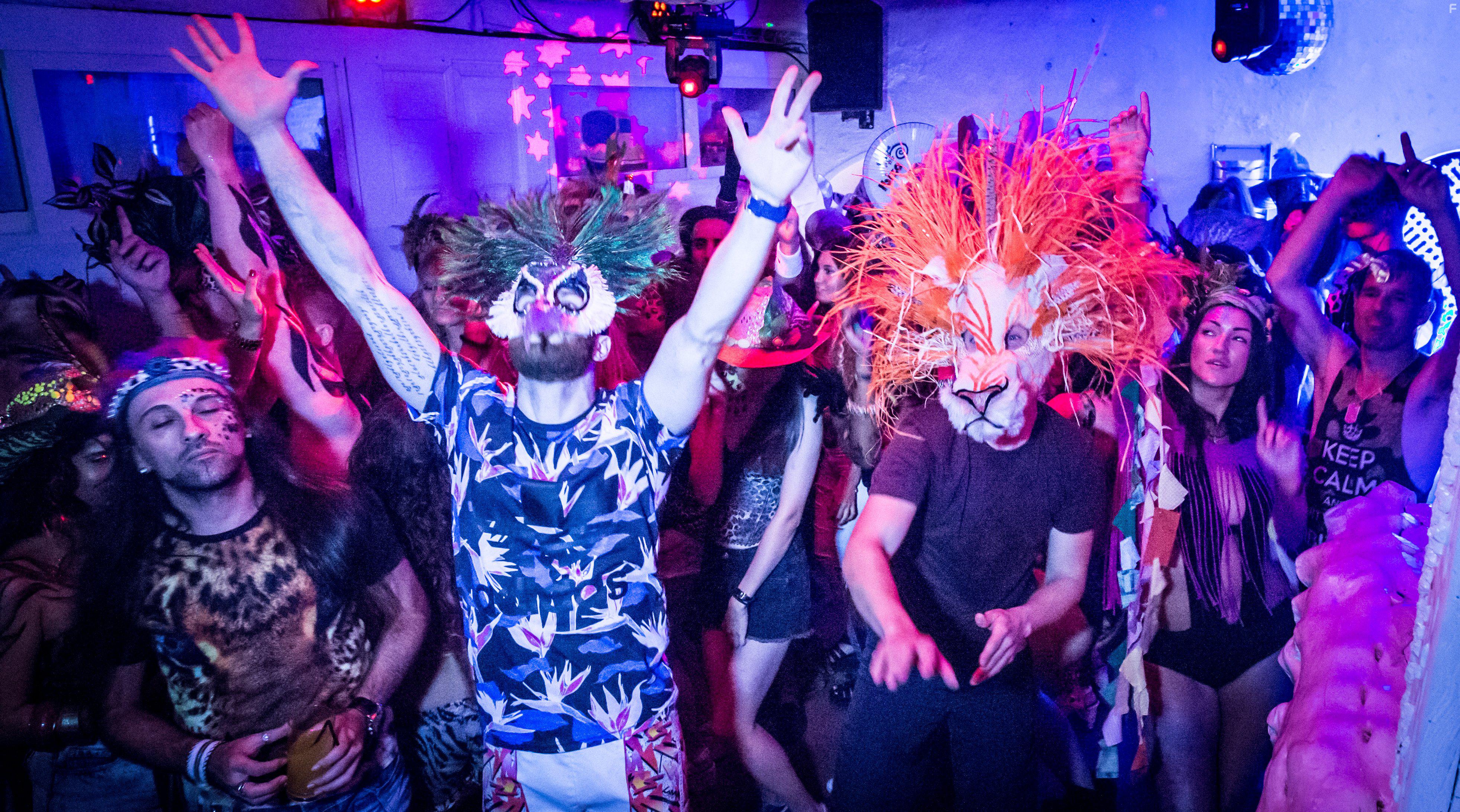 Lyndon Ogbourne and Joel Dommett in White Island (2016)