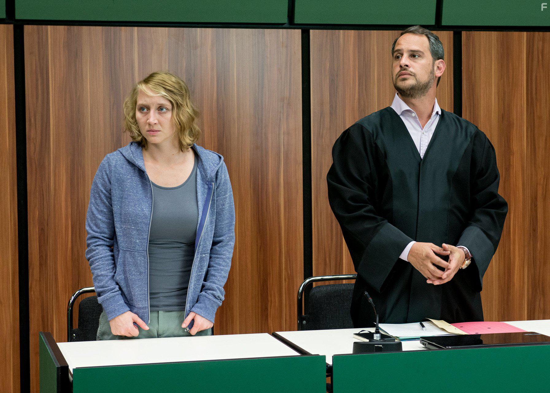 Moritz Bleibtreu and Anna Maria Mhe in Schuld (2015)