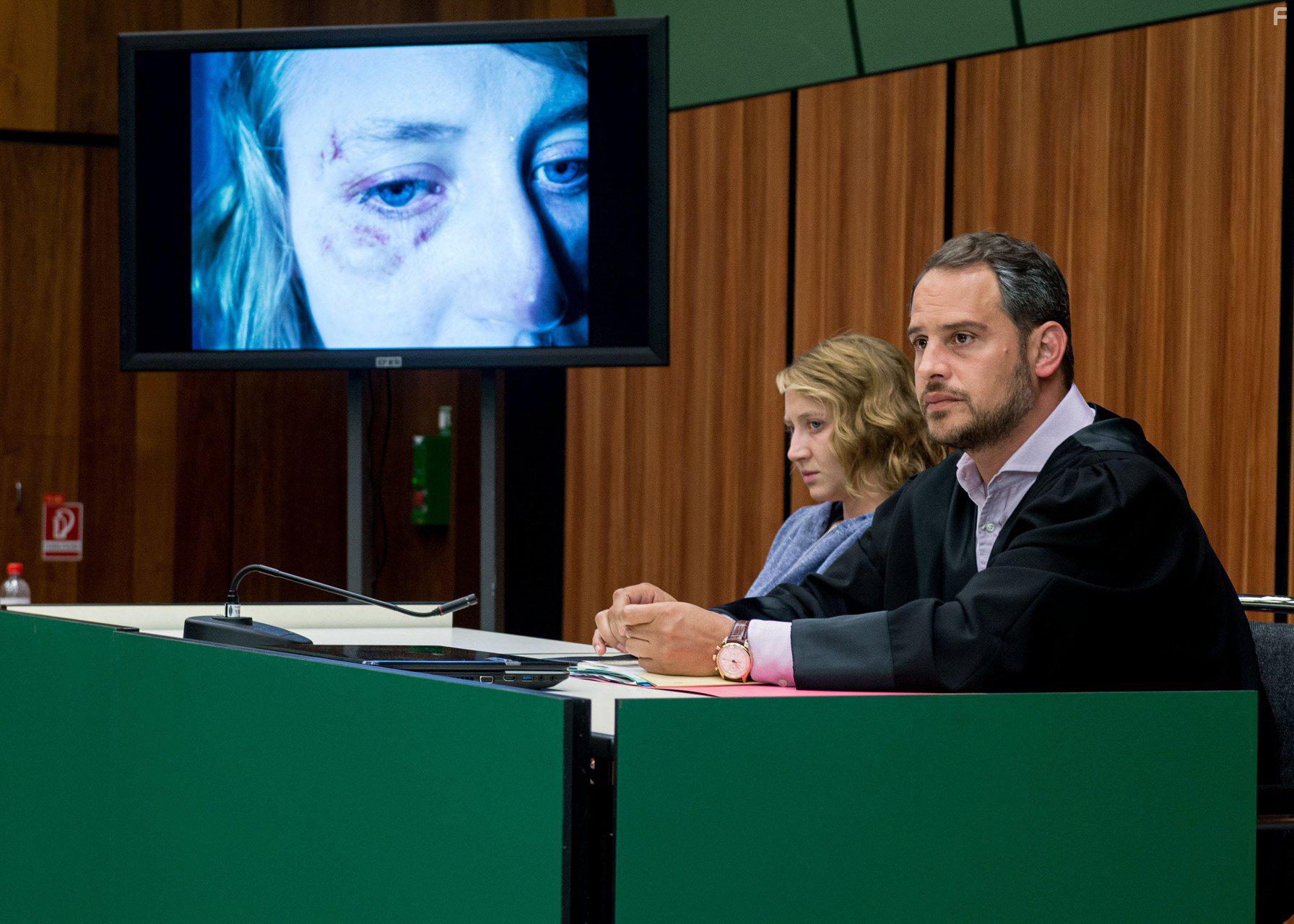 Moritz Bleibtreu and Anna Maria Mhe in Schuld (2015)