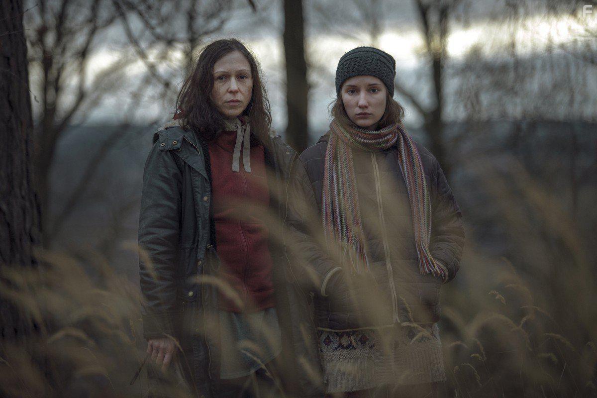 Zuzana Stivnov and Eliska Krenkov in Pustina (2016)