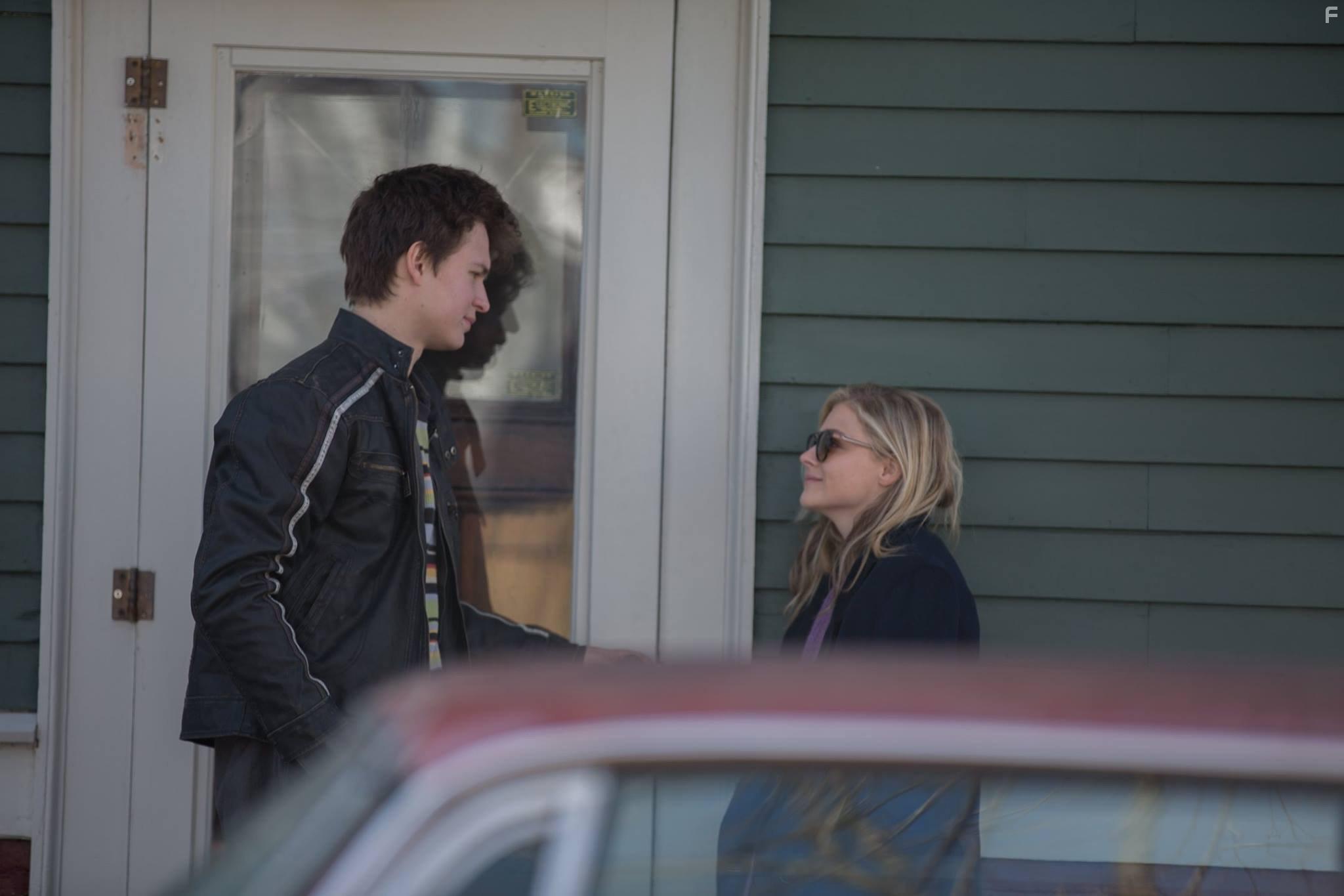 Chlo Grace Moretz and Ansel Elgort in November Criminals (2017)