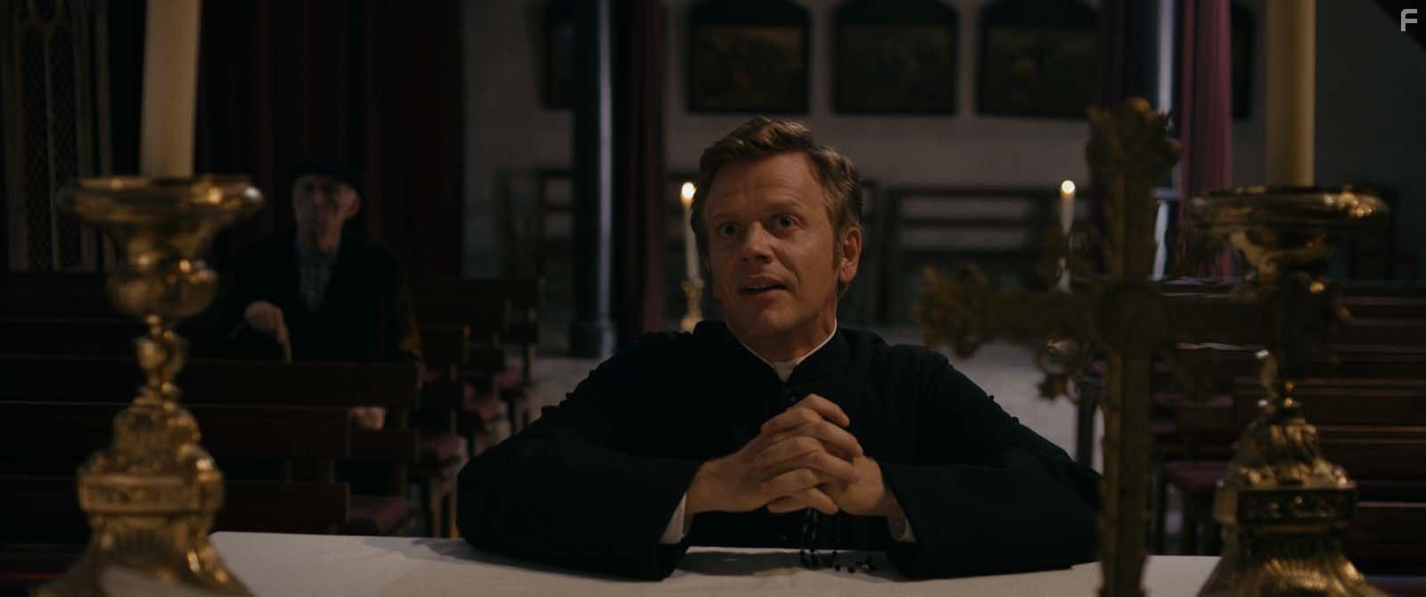 Alex Lutz in Knock (2017)