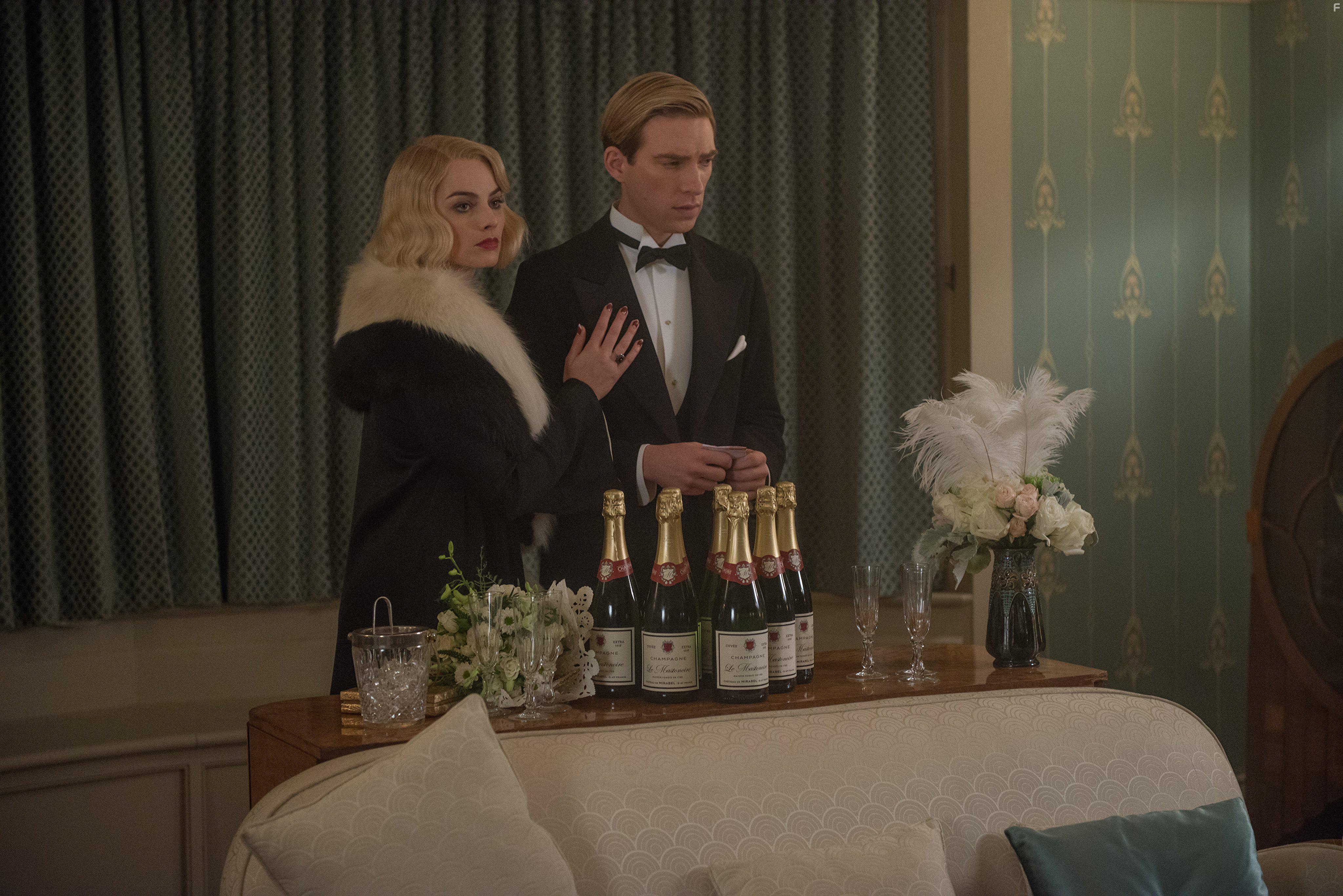 Domhnall Gleeson and Margot Robbie in Goodbye Christopher Robin (2017)