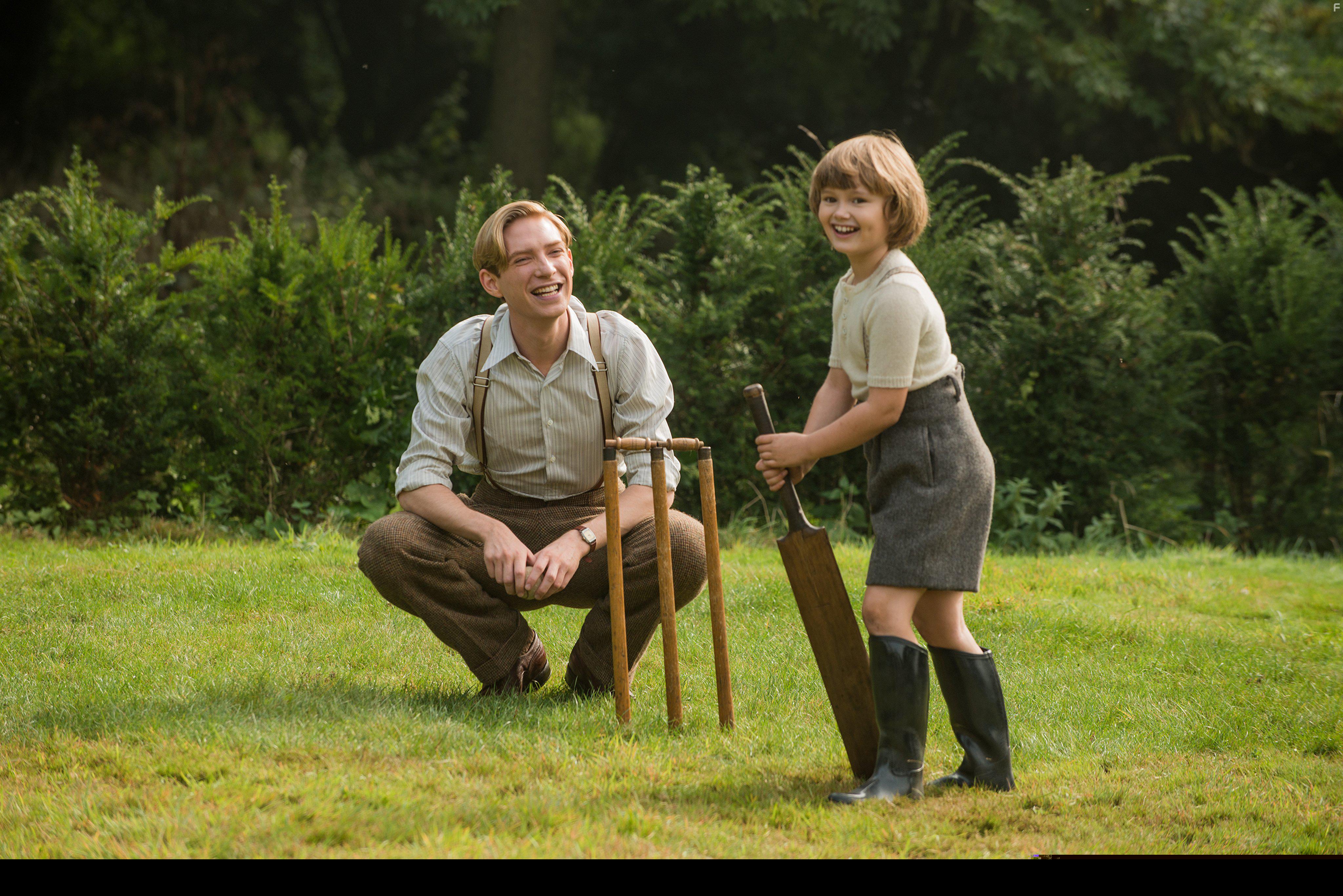 Domhnall Gleeson and Will Tilston in Goodbye Christopher Robin (2017)