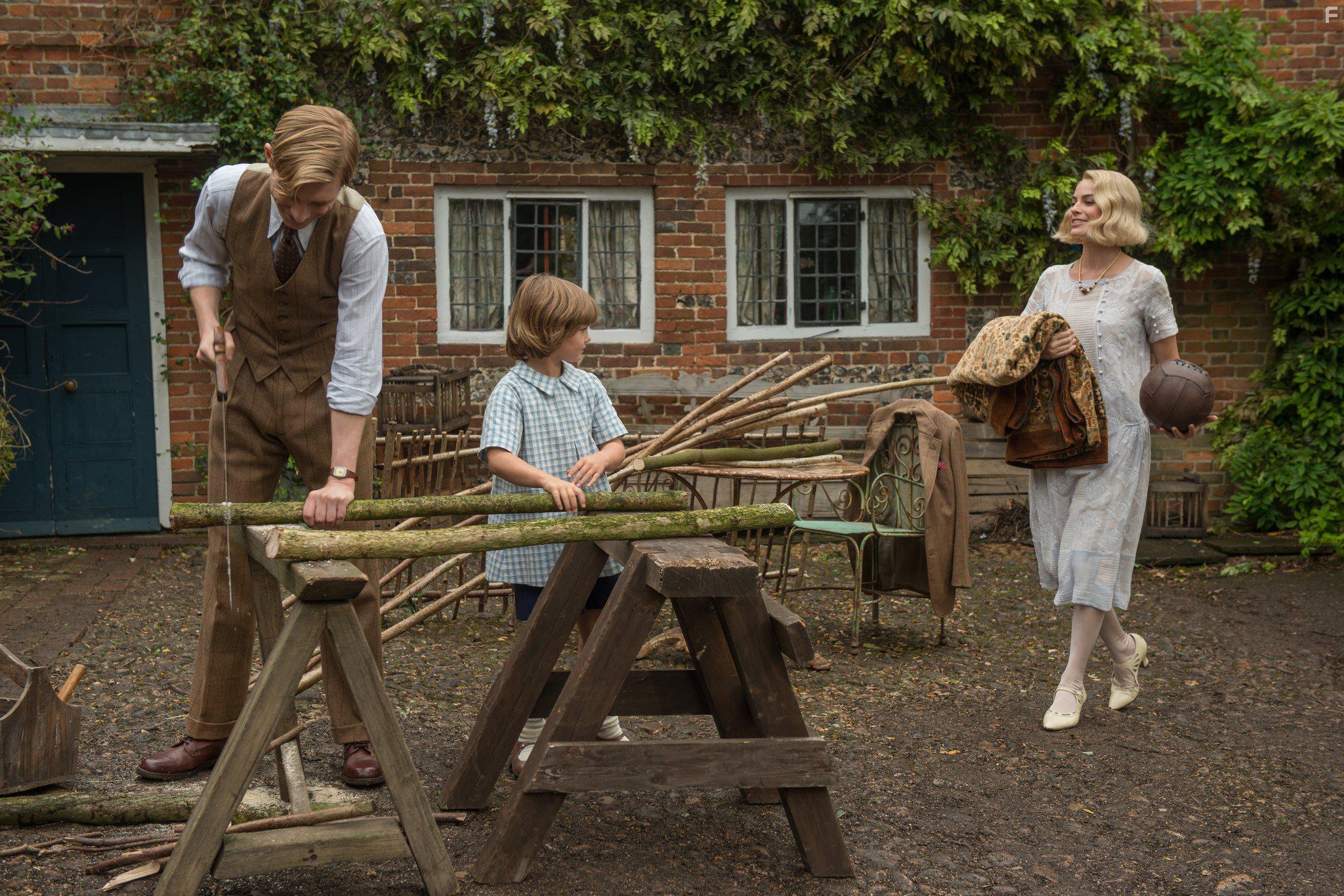 Domhnall Gleeson, Margot Robbie, and Will Tilston in Goodbye Christopher Robin (2017)