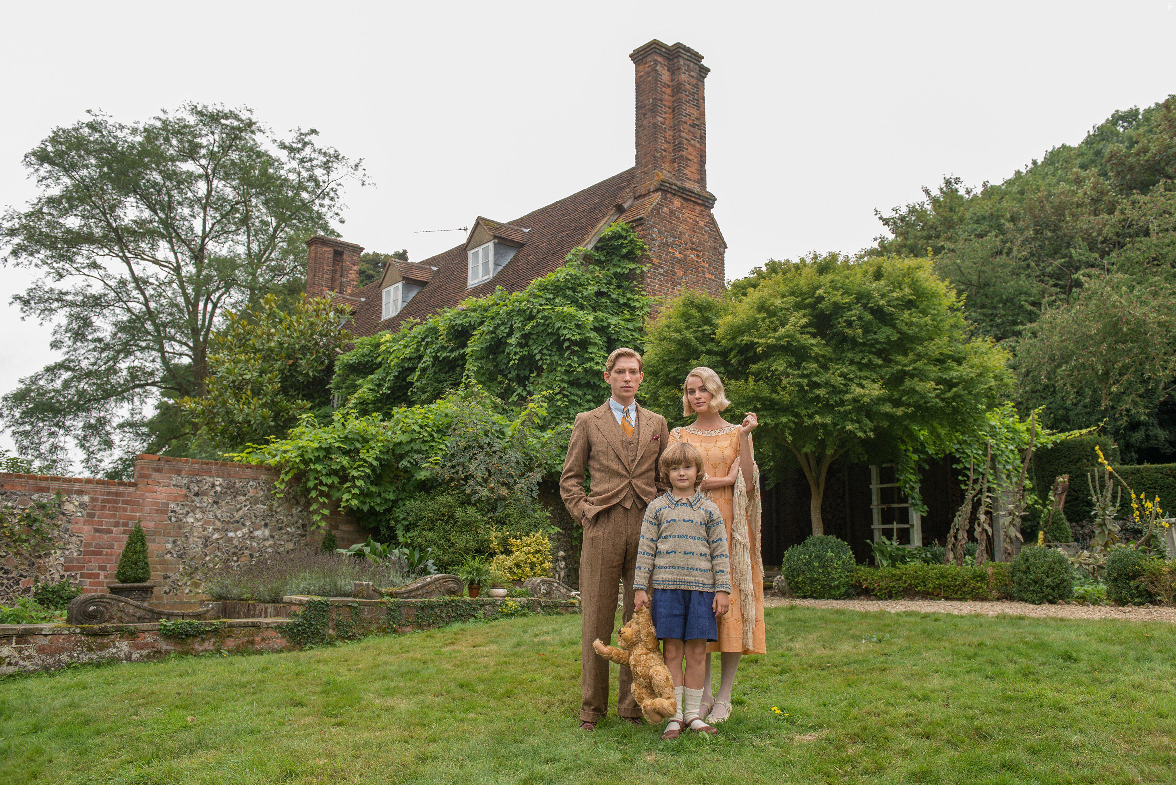 Domhnall Gleeson, Margot Robbie, and Will Tilston in Goodbye Christopher Robin (2017)