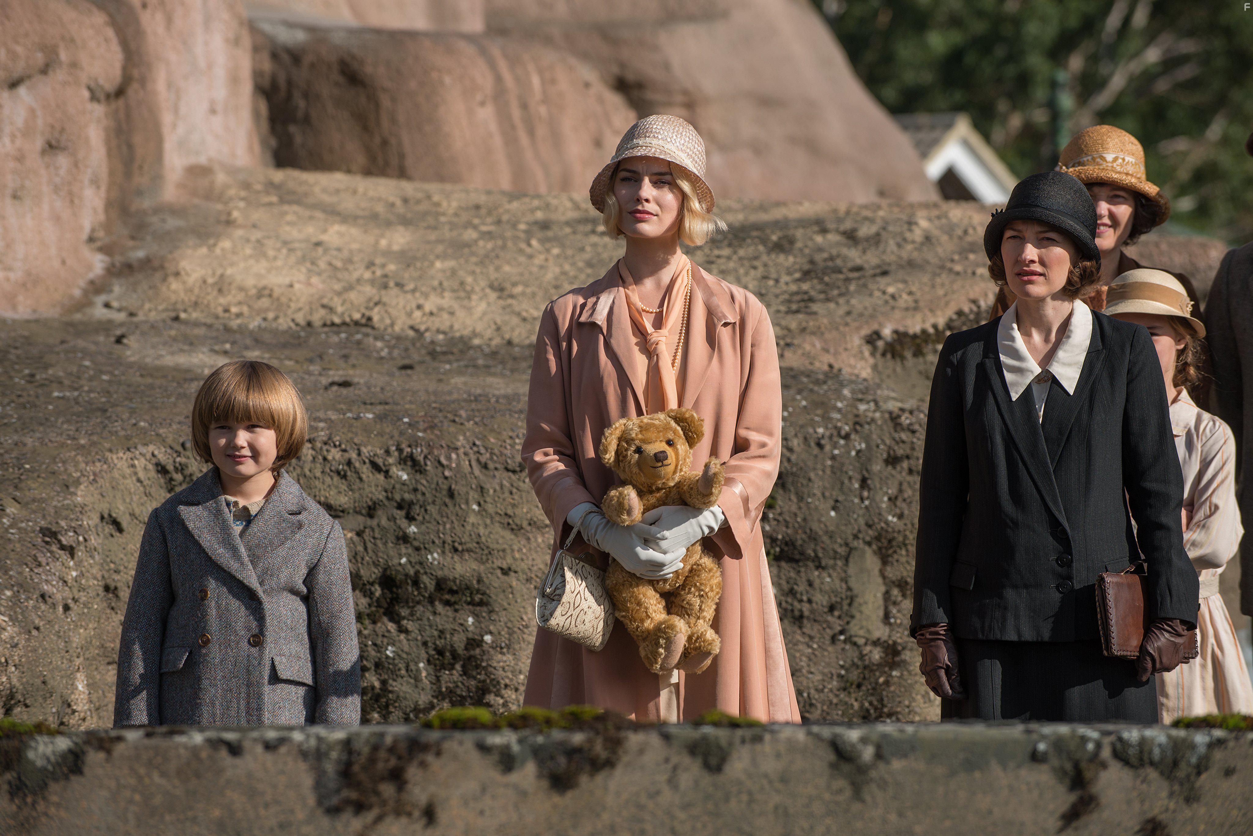 Kelly Macdonald, Margot Robbie, and Will Tilston in Goodbye Christopher Robin (2017)