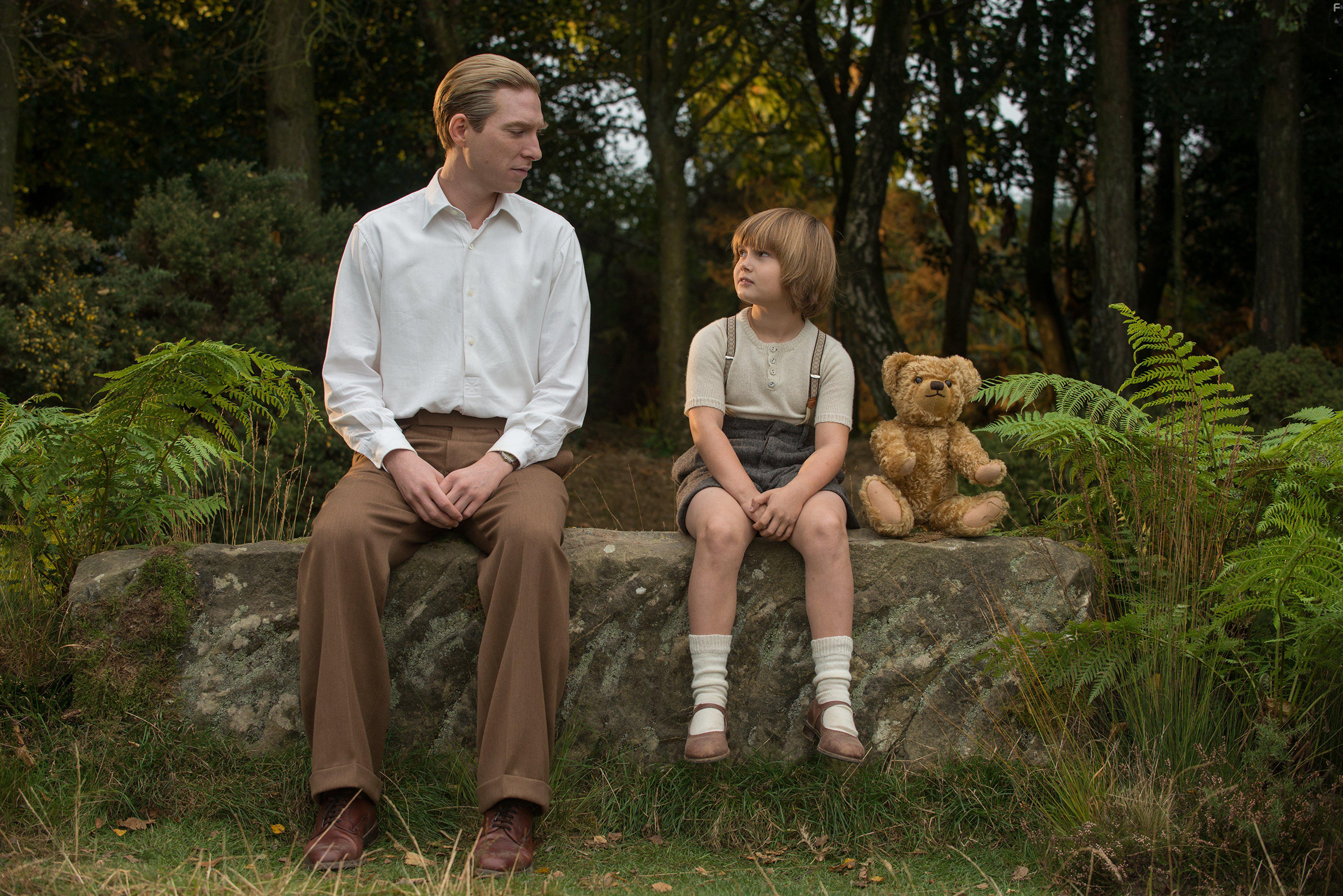 Domhnall Gleeson and Will Tilston in Goodbye Christopher Robin (2017)