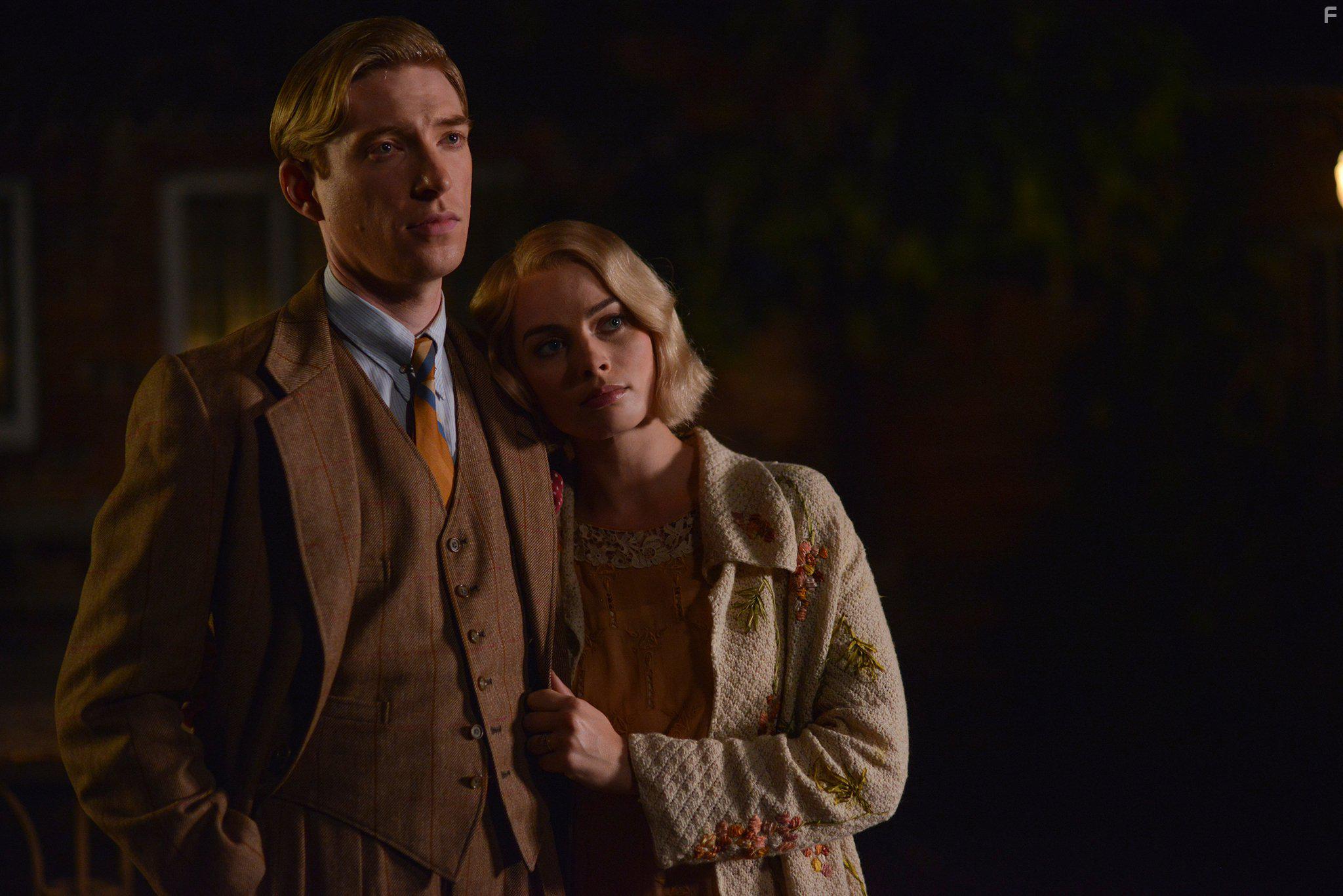 Domhnall Gleeson and Margot Robbie in Goodbye Christopher Robin (2017)
