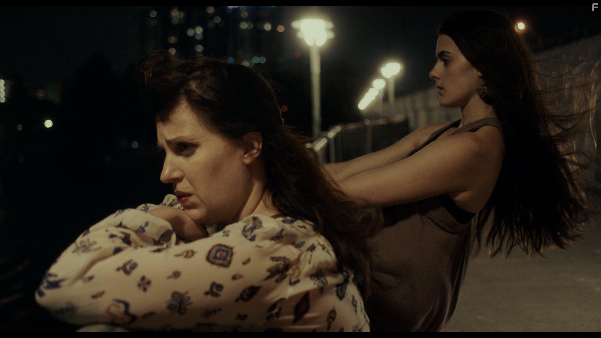 Allison Tolman and Sophie Reid in Barracuda (2017)