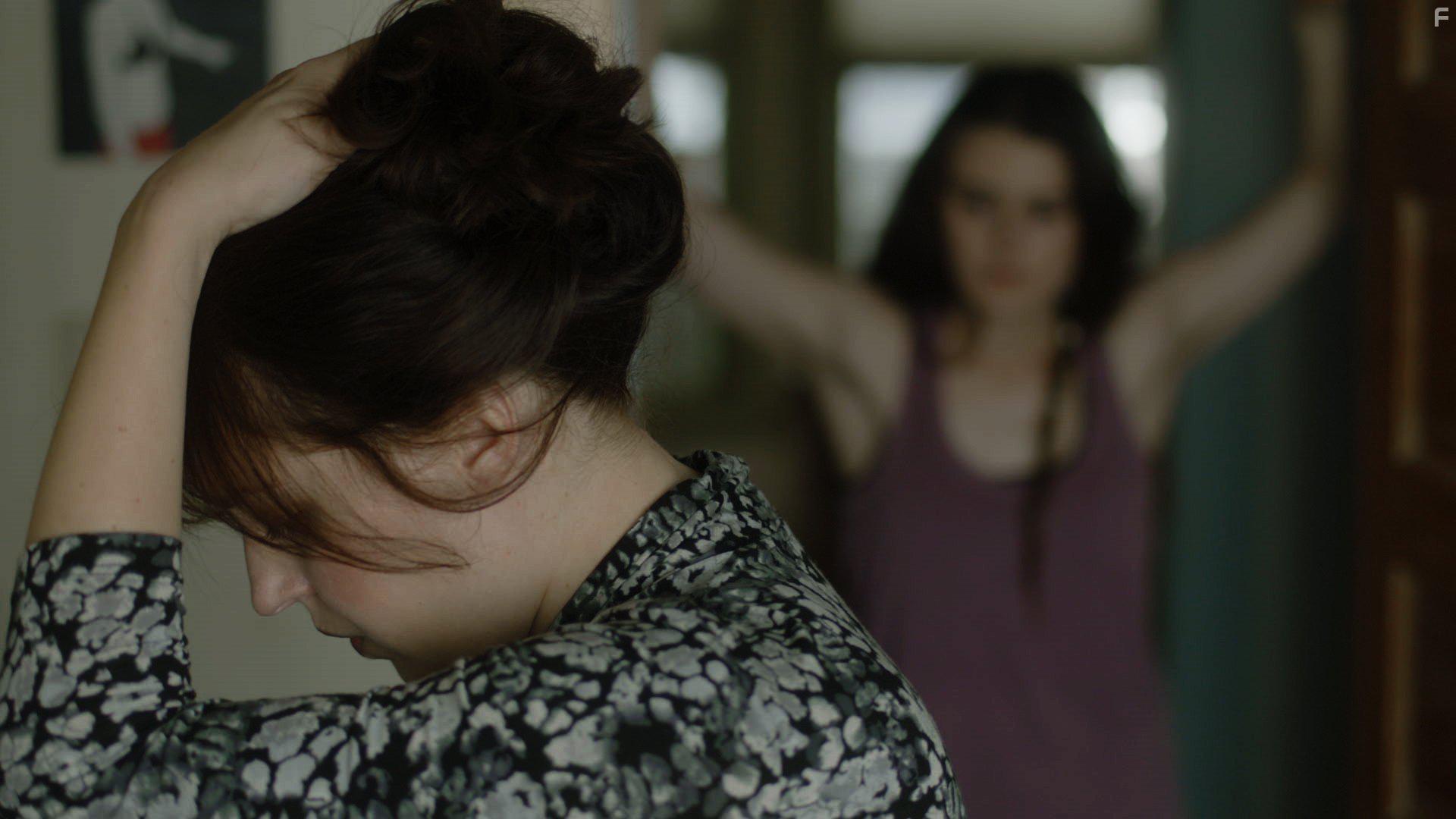 Allison Tolman and Sophie Reid in Barracuda (2017)