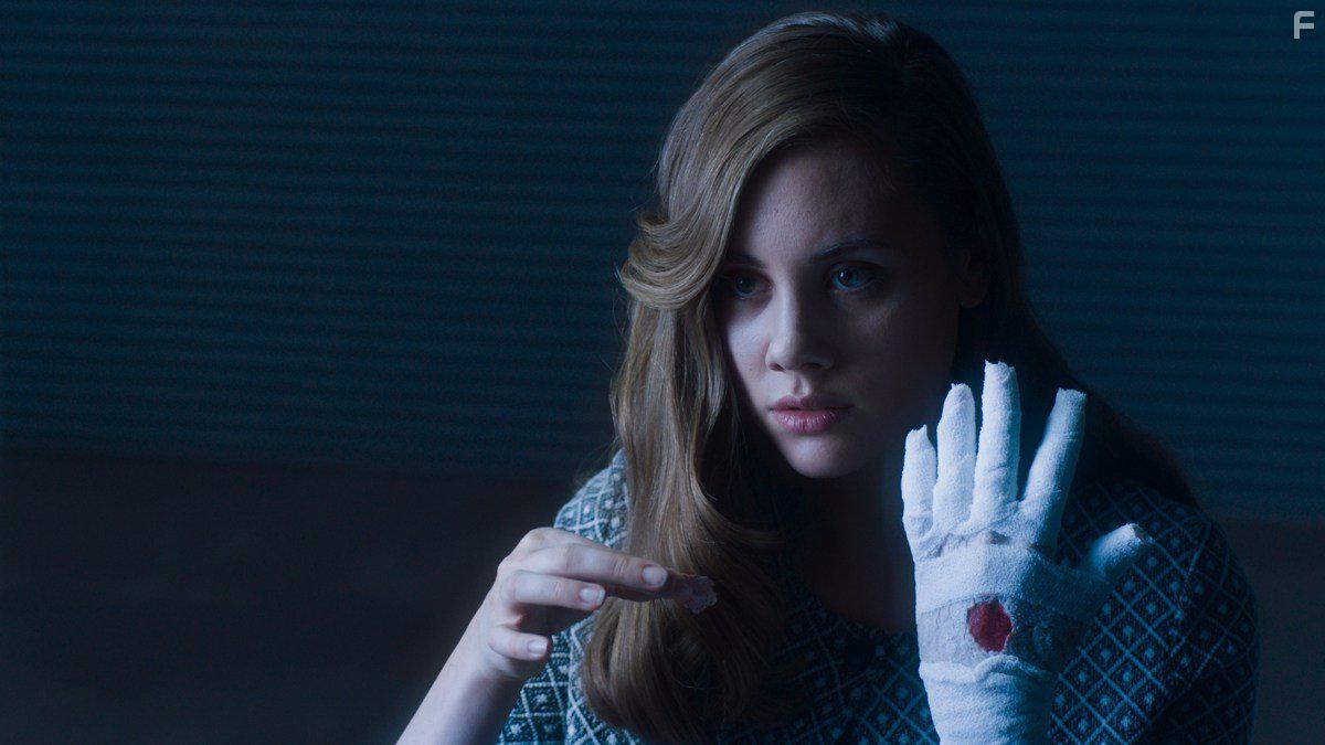 Rebecca Forsythe in Replace (2017)