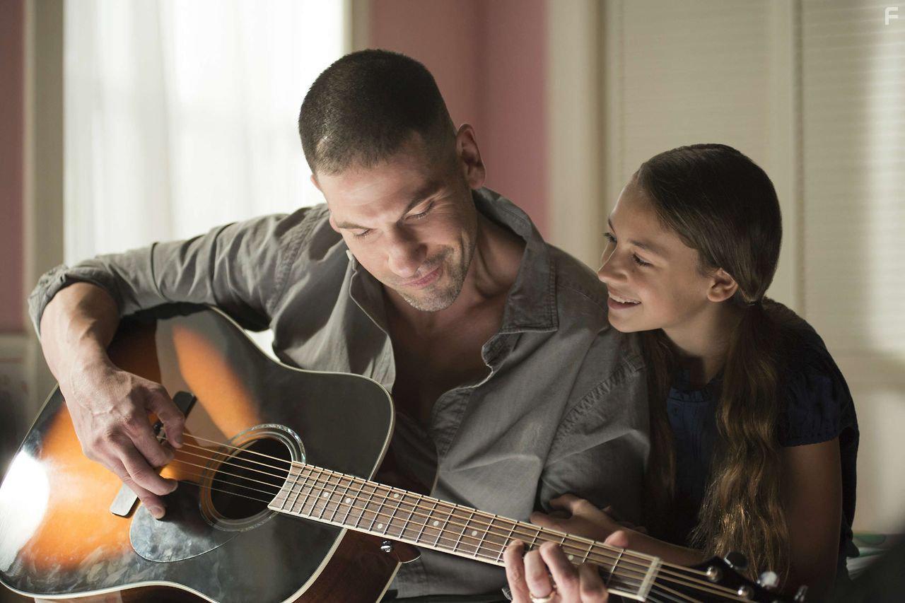 Jon Bernthal and Nicolette Pierini in The Punisher (2017)