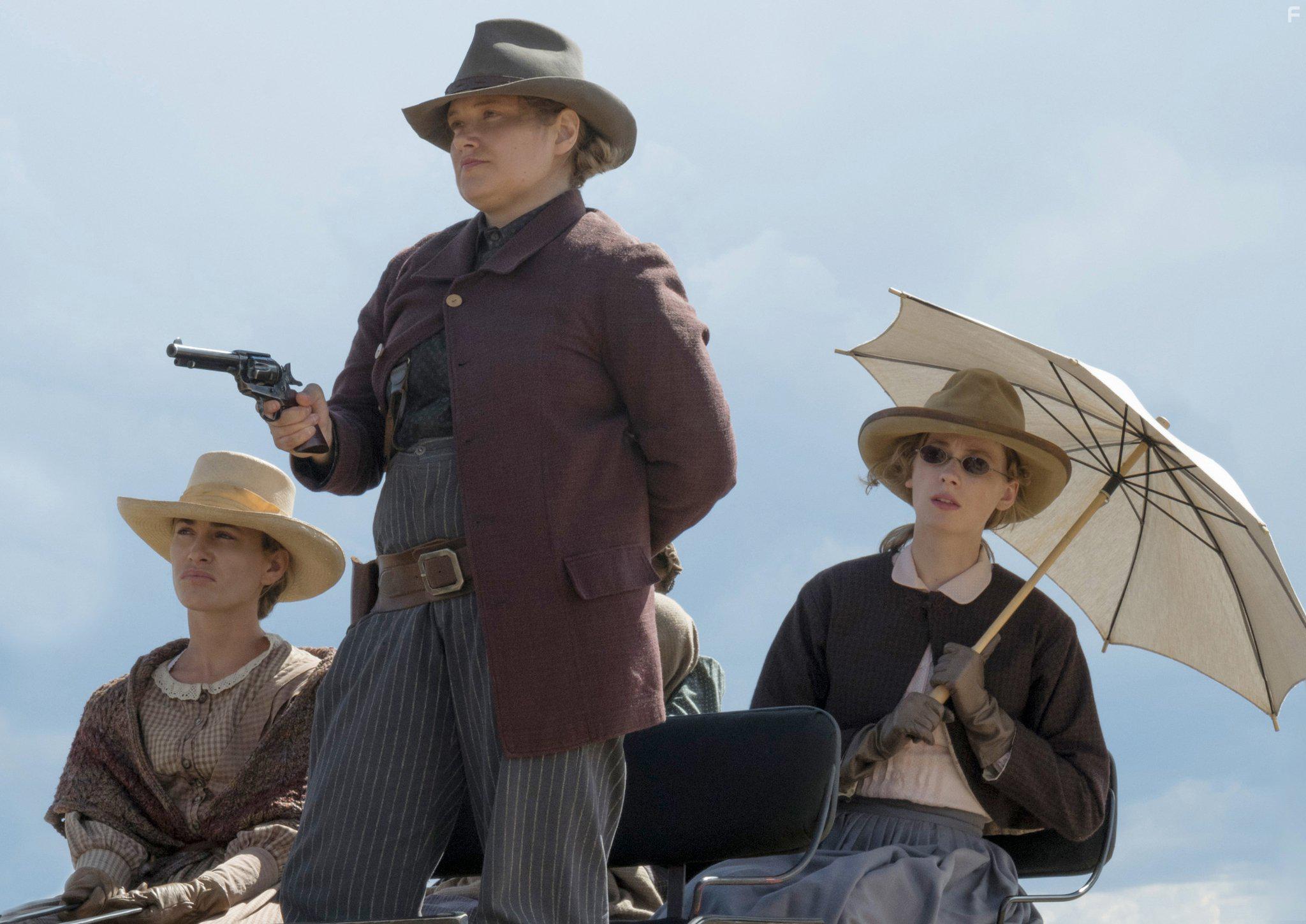 Merritt Wever and Tess Frazer in Godless (2017)