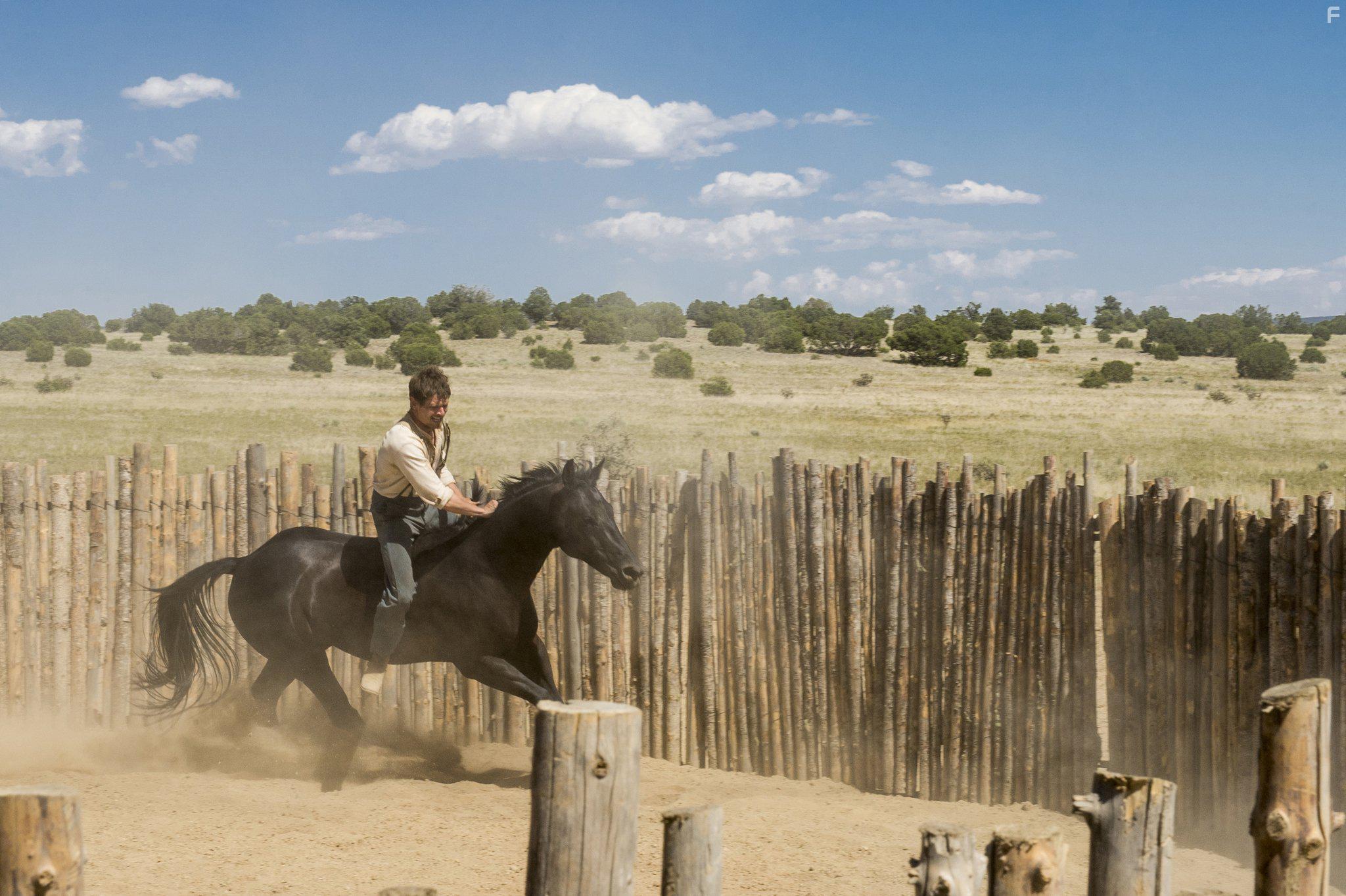 Jack O'Connell in Godless (2017)