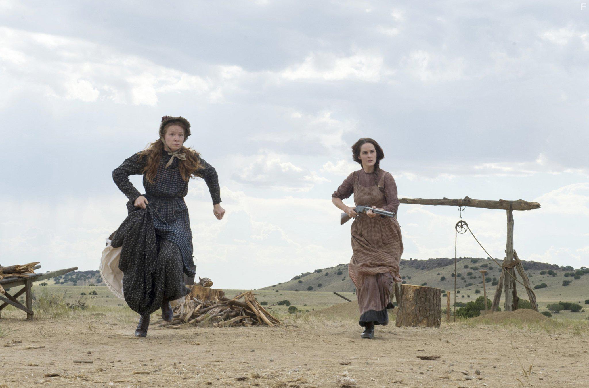 Michelle Dockery and Kayli Carter in Godless (2017)
