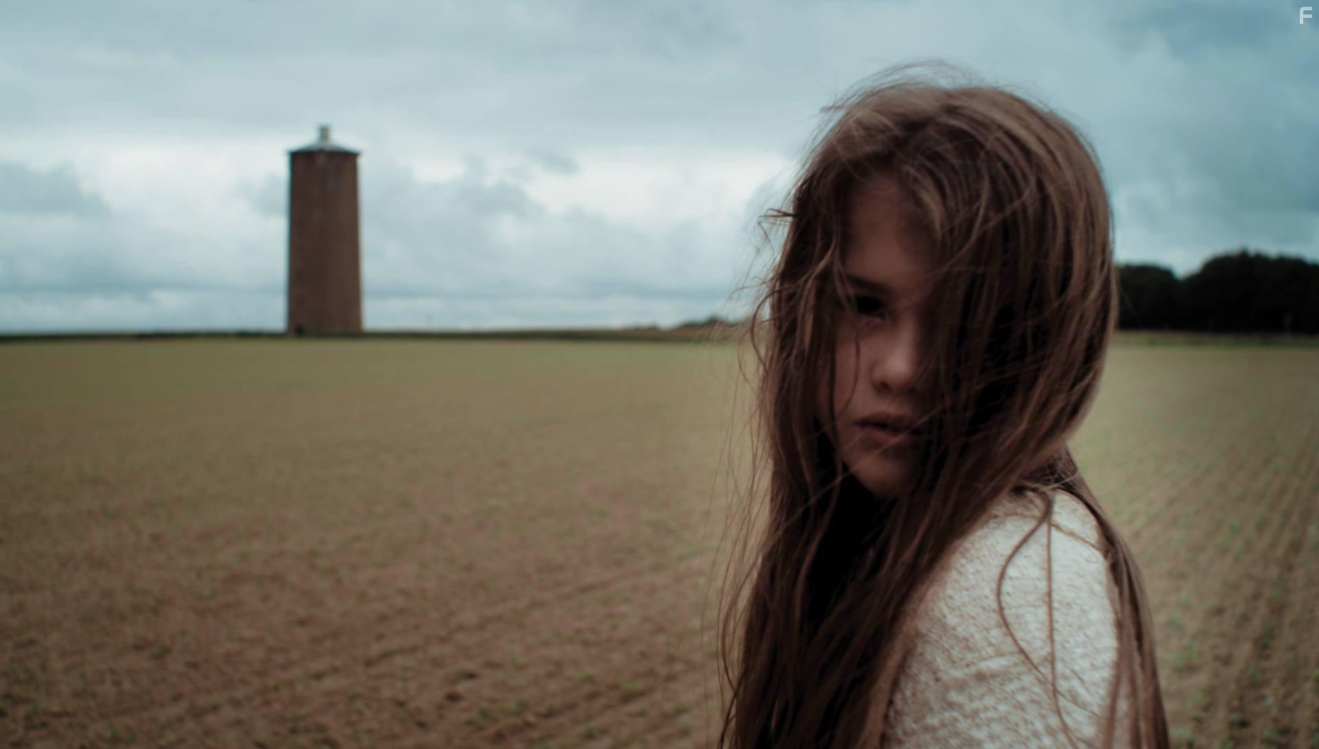 Emylie Buxin in Ennemi public (2016)