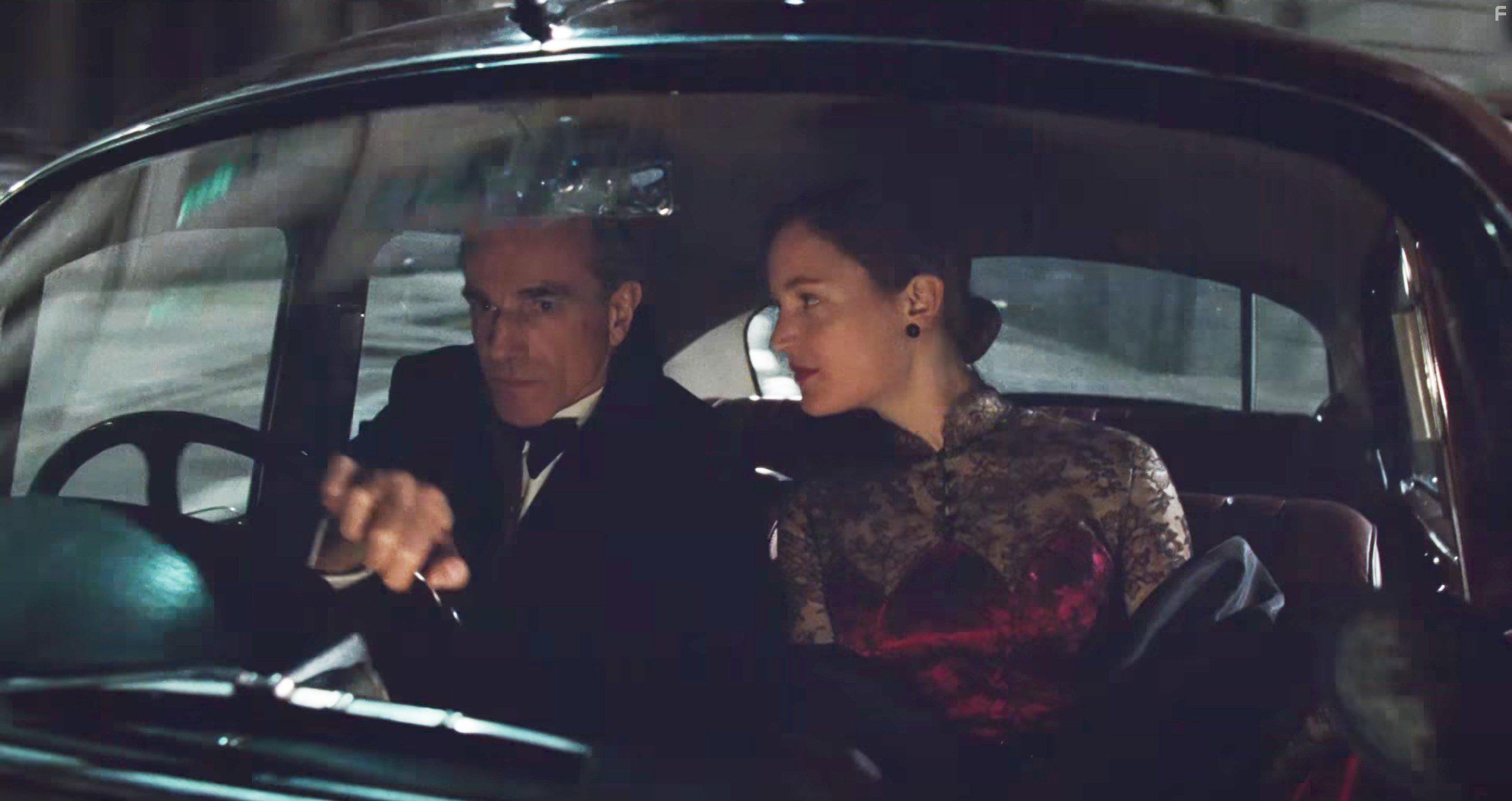 Daniel Day-Lewis and Vicky Krieps in Phantom Thread (2017)