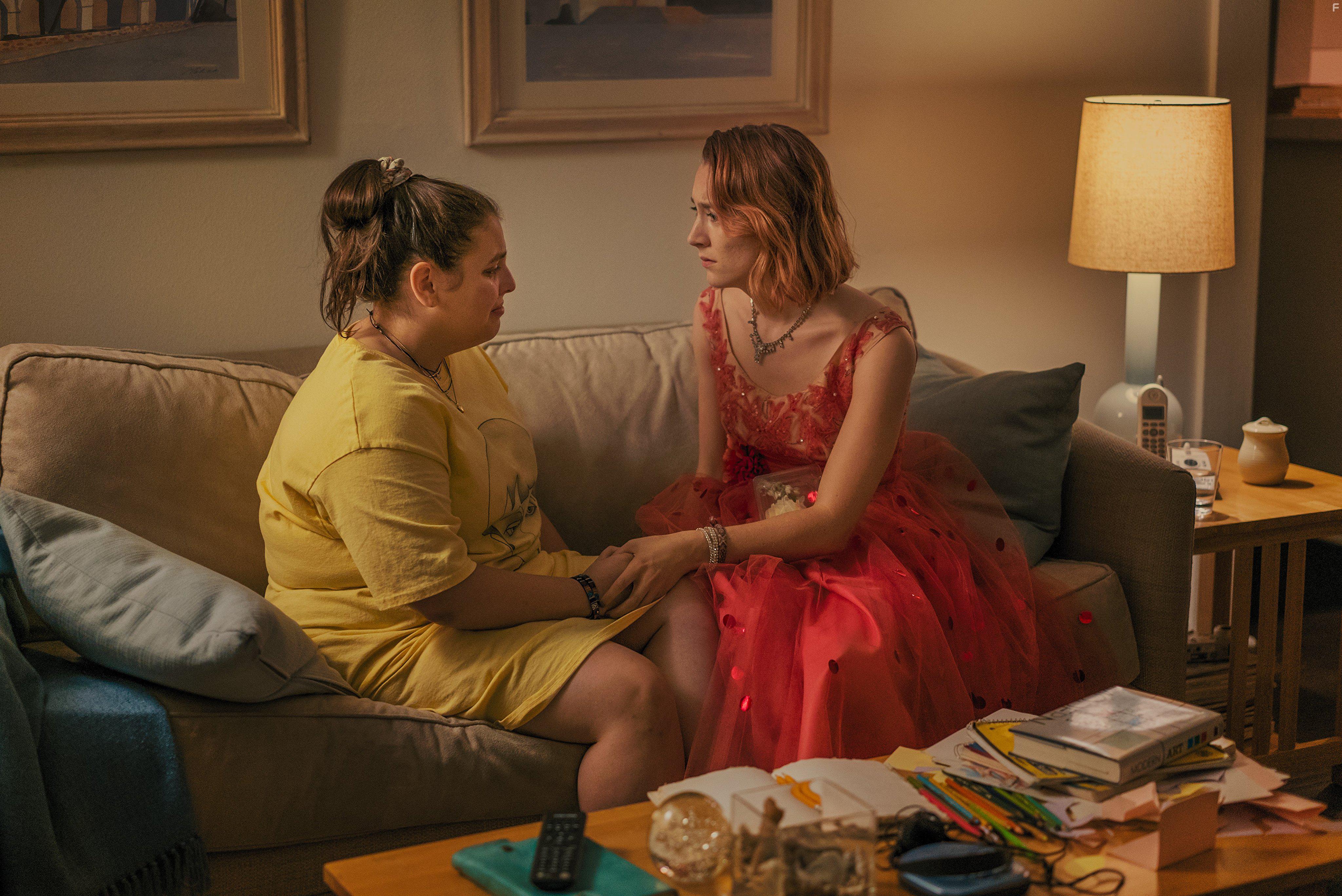 Saoirse Ronan and Beanie Feldstein in Lady Bird (2017)