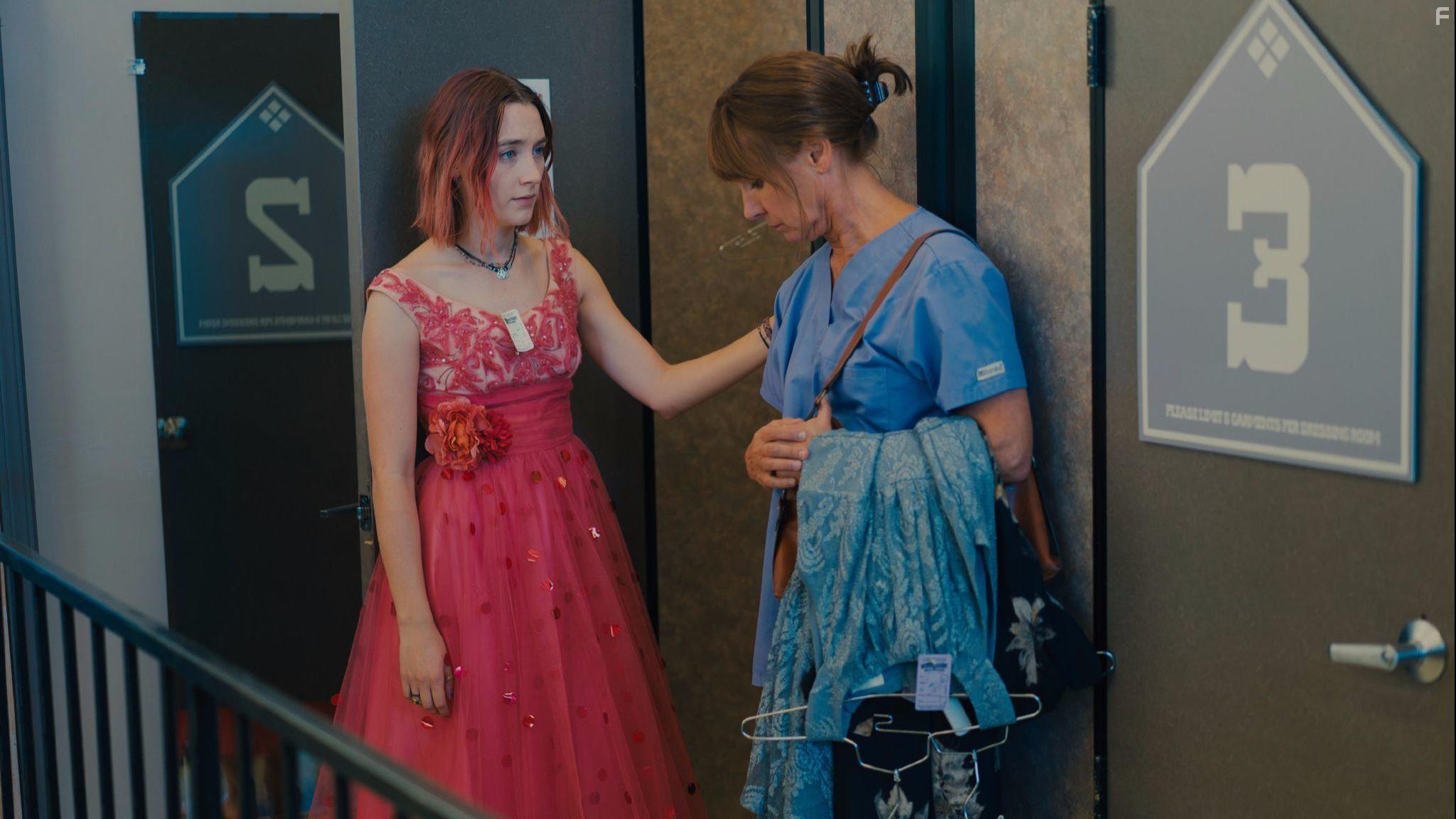 Laurie Metcalf and Saoirse Ronan in Lady Bird (2017)