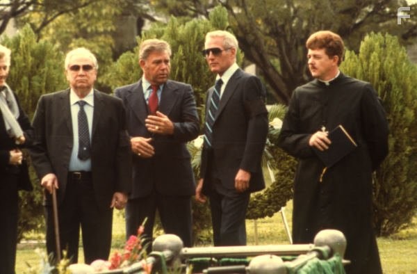 Paul Newman and Luther Adler in Без злого умысла (1981)