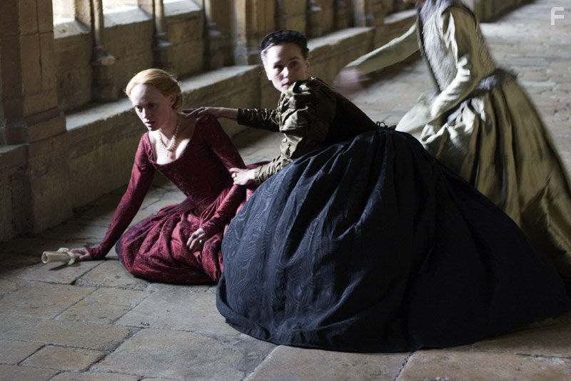 Tara Fitzgerald and Anne-Marie Duff in Королева-девственница (2005)