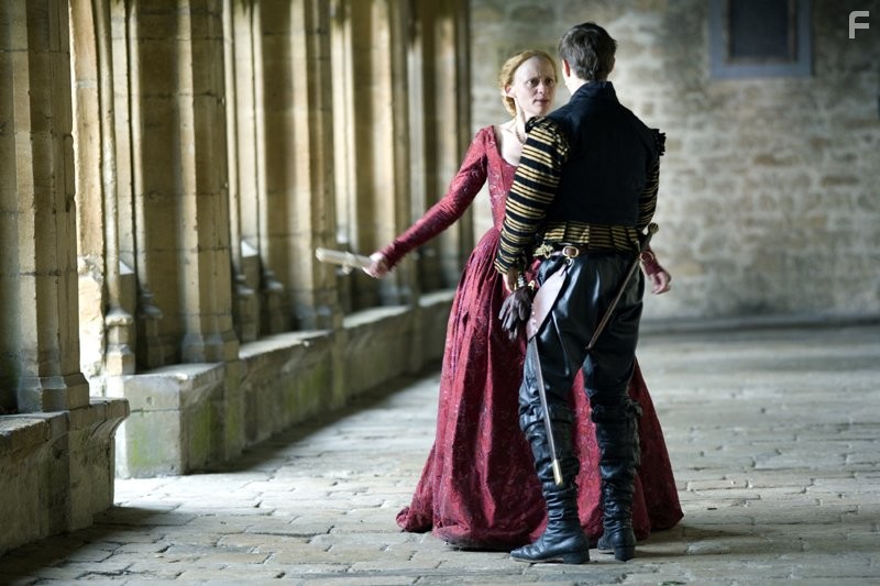 Anne-Marie Duff and Tom Hardy in Королева-девственница (2005)