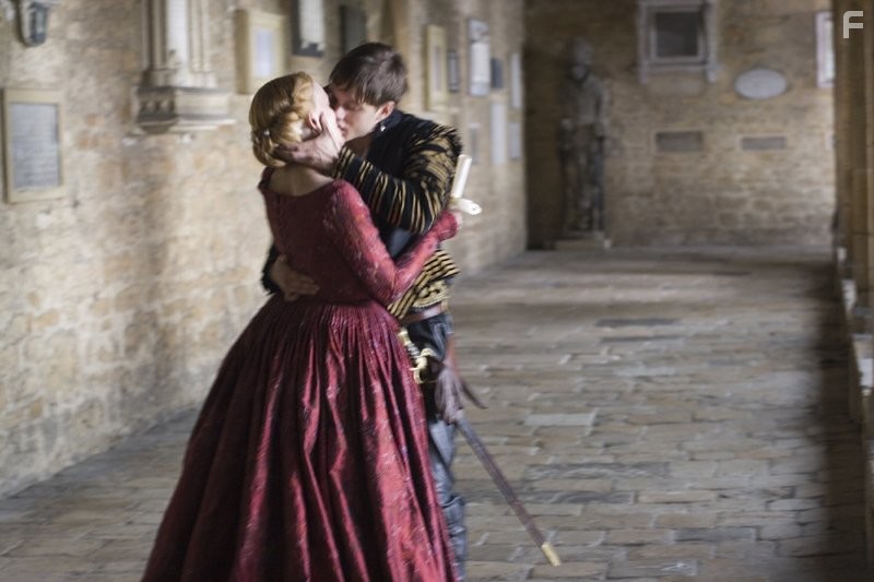 Anne-Marie Duff and Tom Hardy in Королева-девственница (2005)