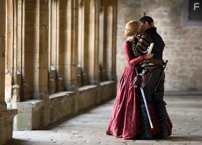 Anne-Marie Duff and Tom Hardy in Королева-девственница (2005)