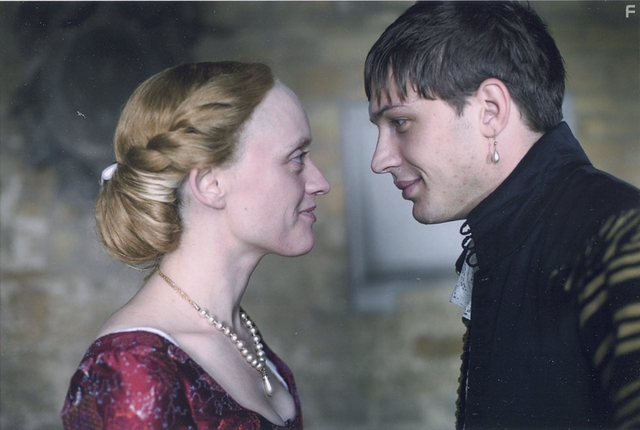 Anne-Marie Duff and Tom Hardy in Королева-девственница (2005)