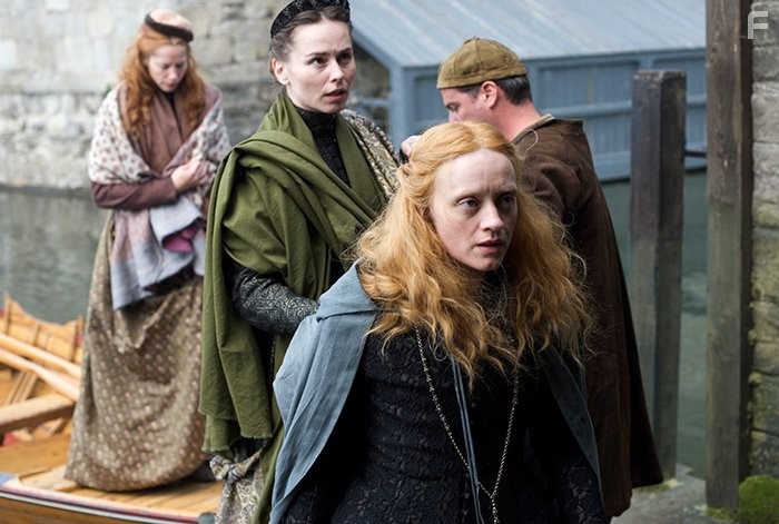 Tara Fitzgerald and Anne-Marie Duff in Королева-девственница (2005)