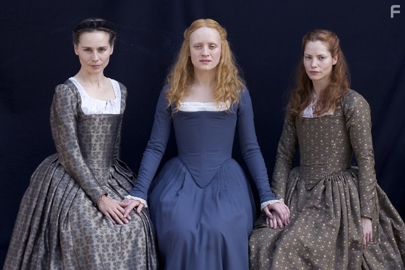 Tara Fitzgerald, Anne-Marie Duff, and Sienna Guillory in Королева-девственница (2005)